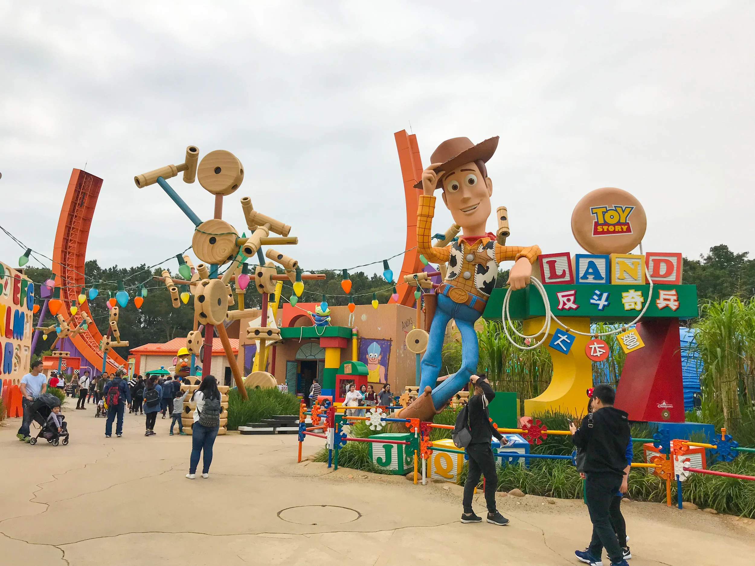 Hong-Kong-Disneyland-Toy-Story-land.jpg