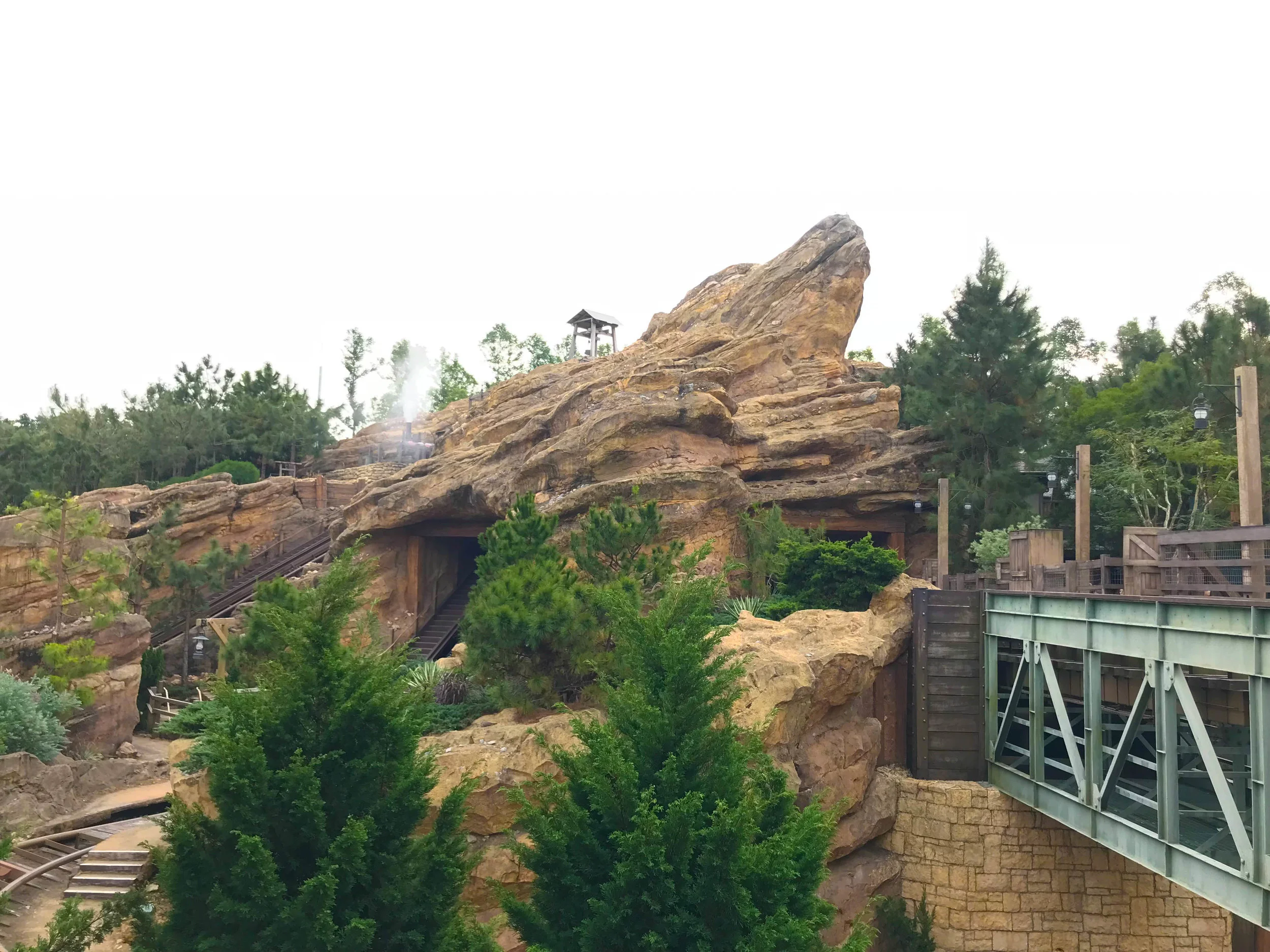 Hong-Kong-Disneyland-frontierland-grizzly-gulch.jpg