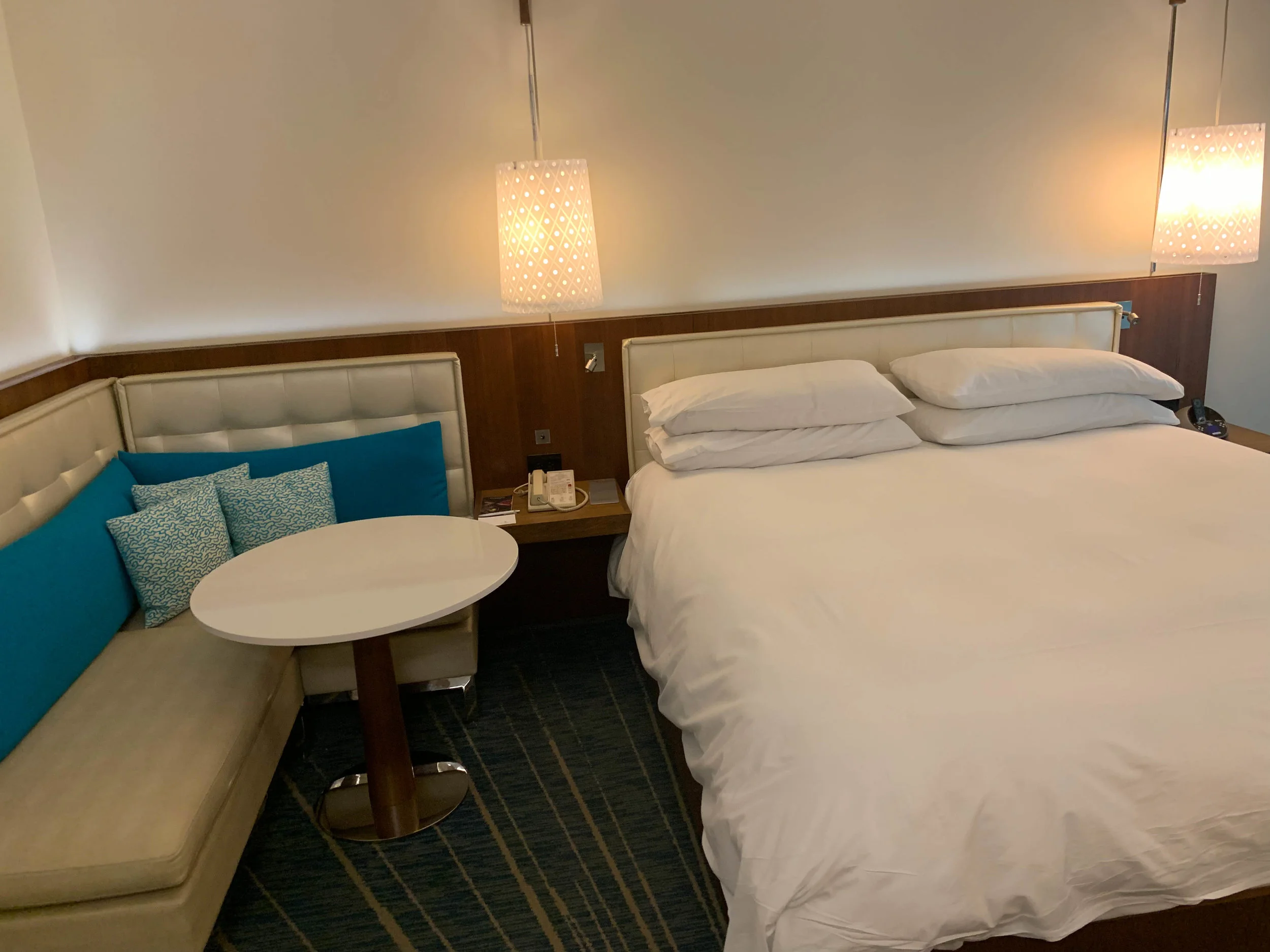 Aruba-Renaissance-Hotel_room_bed.jpg