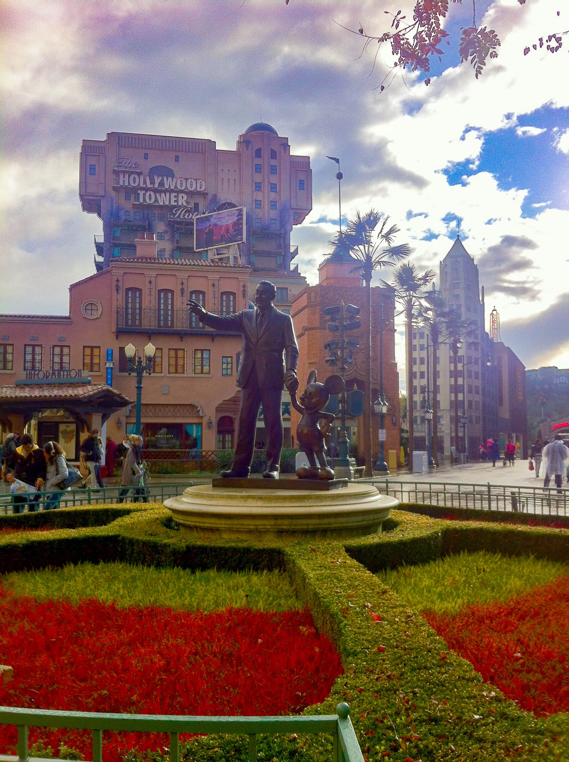 WALT AND MICKEY STATUE