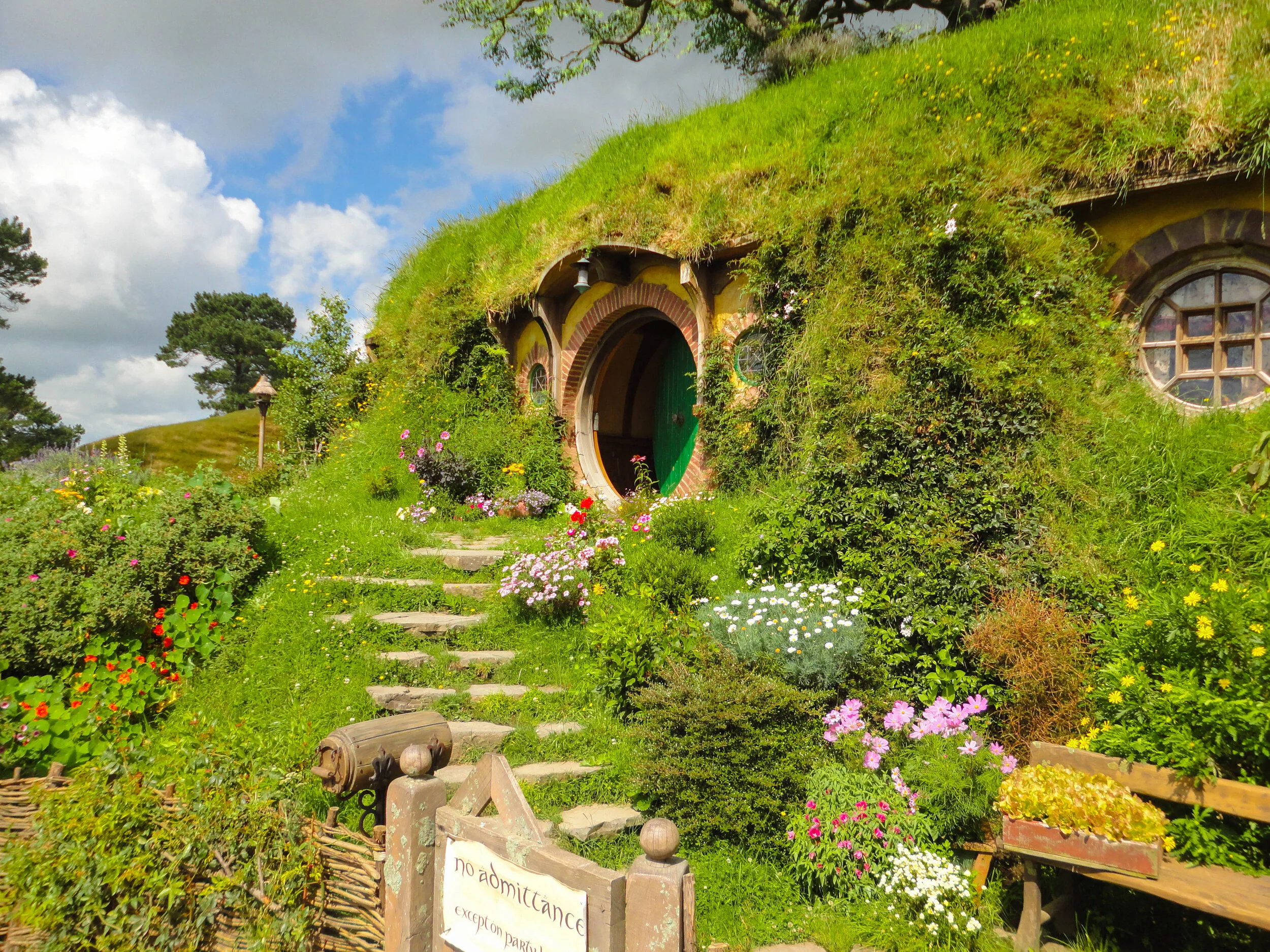 Hobbiton really exists and I want to live there! See the movie set in ...