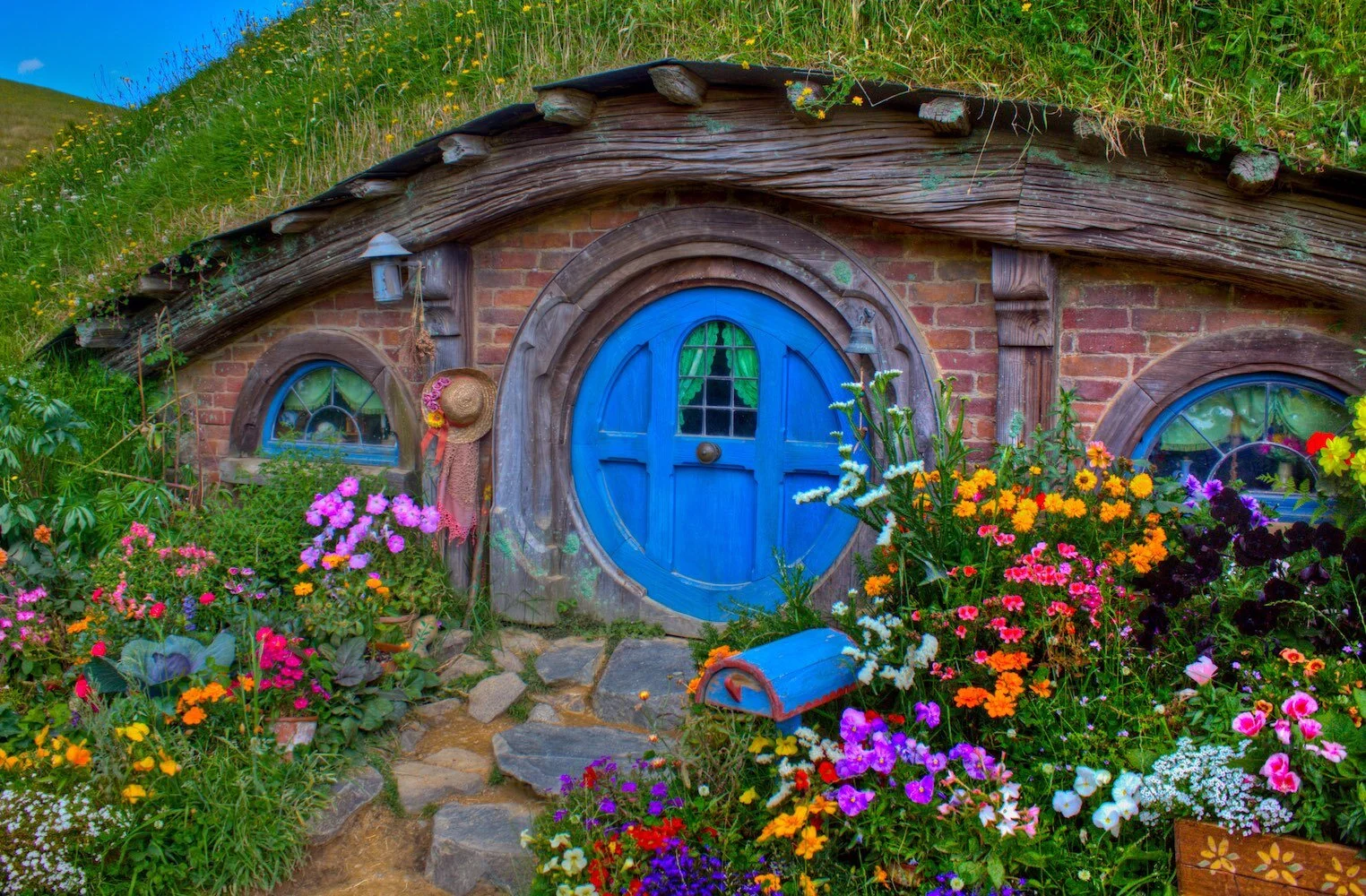 Hobbiton really exists and I want to live there! See the movie set in New Zealand!