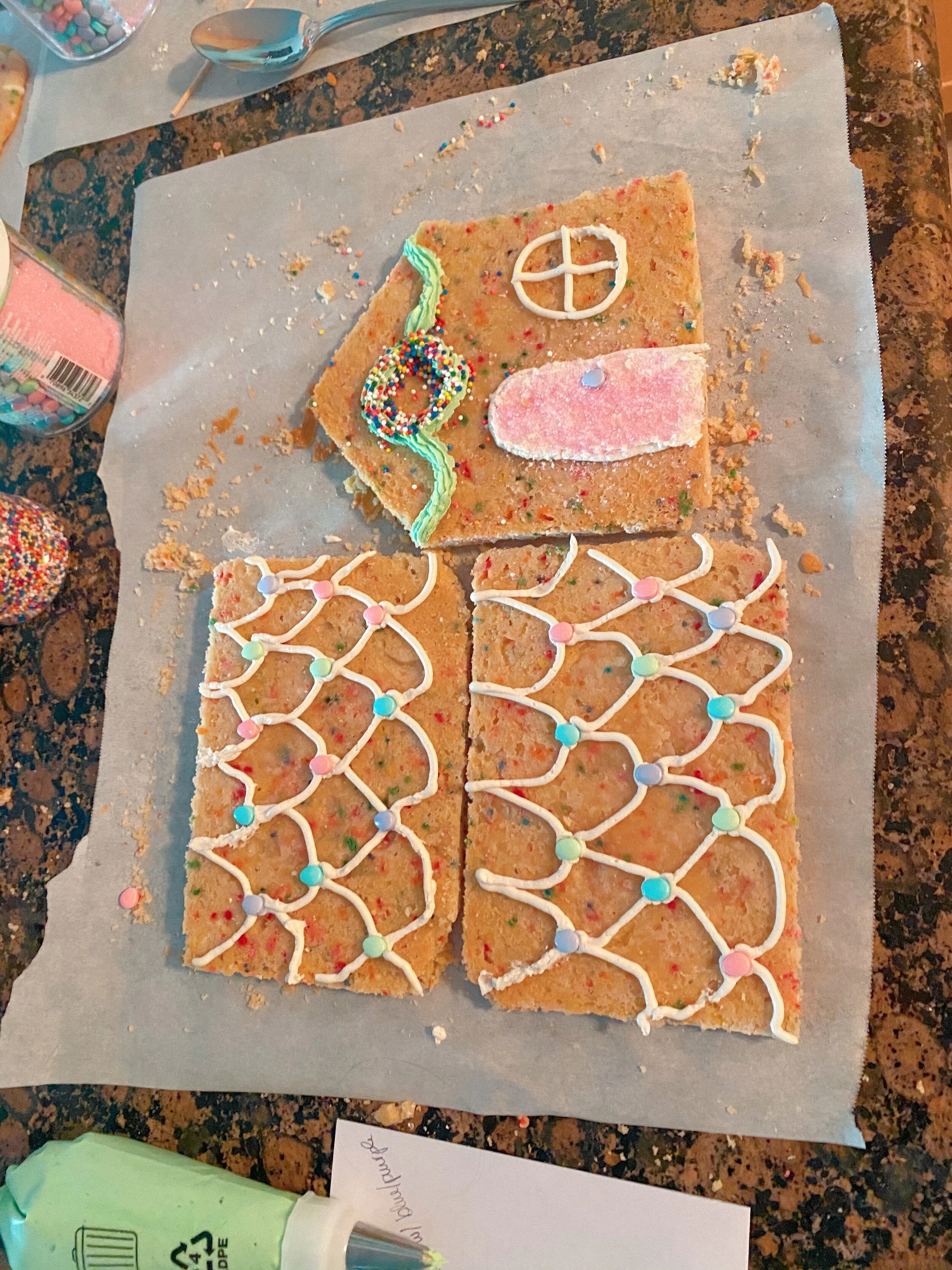 Gingerbread_House_Roof_Front.JPG