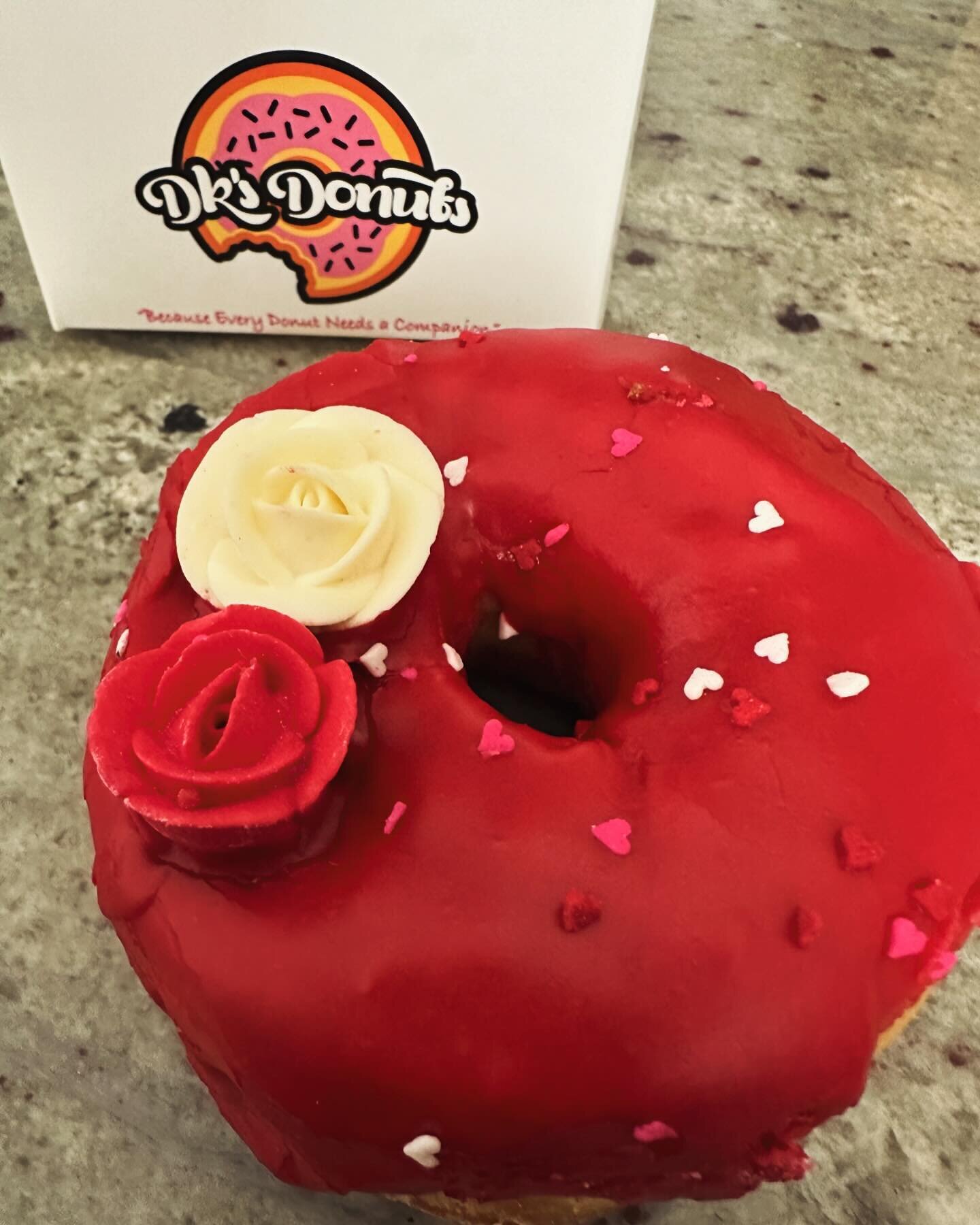 Donuts are red&hellip; violets are.. who cares! 
He gets me! Happy Valentine&rsquo;s Day everyone! 🩷💓💞💝💘💖💕💗🍩🍩🍩🍩🍩
@dksdonuts 

#valentinesdaygift #valentinesbreakfast #valentinesurprise #valentinebreakfast #valentinedonuts #donuts🍩 #donu
