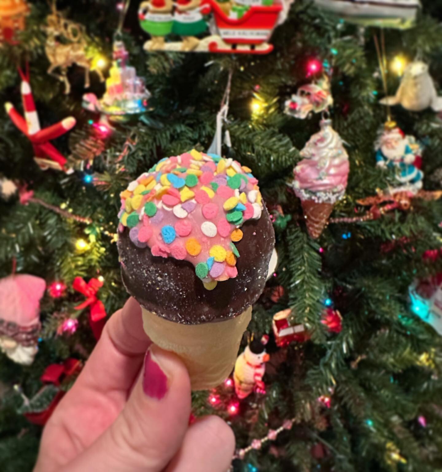 Birthday week is off to a great start! Thank you, @ashleyccontino for my cake pops in ice cream form!!! 🍦🧁🎄

#birthdaymonth #birthdayweek #cakepopsofinstagram #cakepops #icecreamcakepops @chocolatecoveredcompany