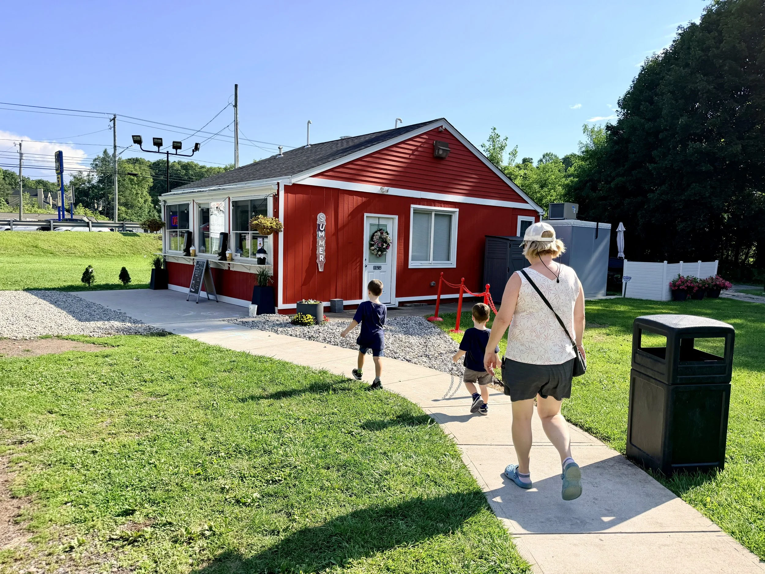 Cute red barn at Rich Farm Ice Cream