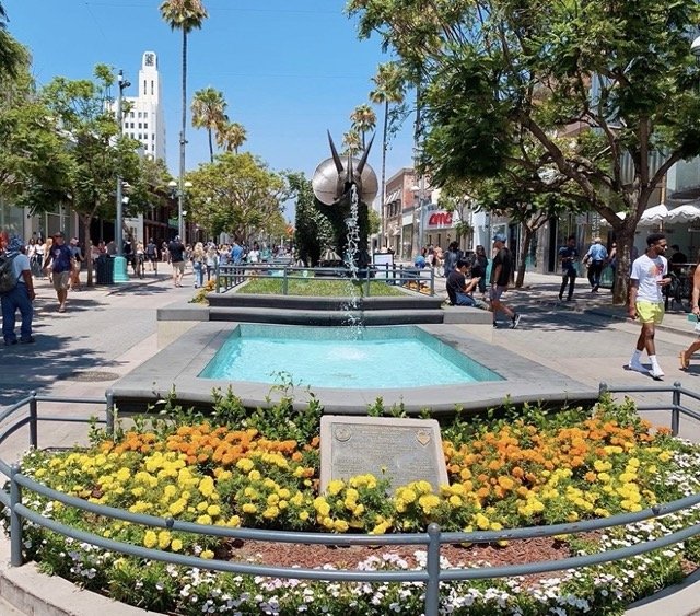 Dinosaur fountain at the Santa Monica Third Street