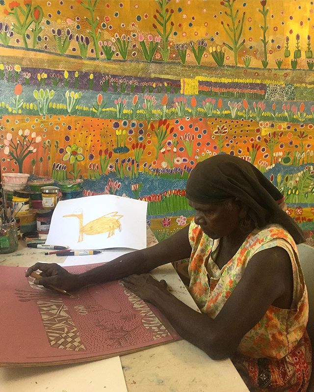 A vision in colour.. the colour queen herself, Gwenneth, carving her million colour reduction lino! Almost as many colours as her large painting in progress behind her!

#gwennethblitner #ngukurrarts #ngukurr #contemporarypainting #australianprintmak