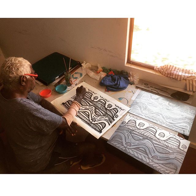 Alan Joshua JNR working on his new  multi-plate etching. Watch this space 🙌

@ngukurrarts 
#alanjoshuajnr #ngukurr #etching #contemporaryart #printstudio #artiststudio #printmaking