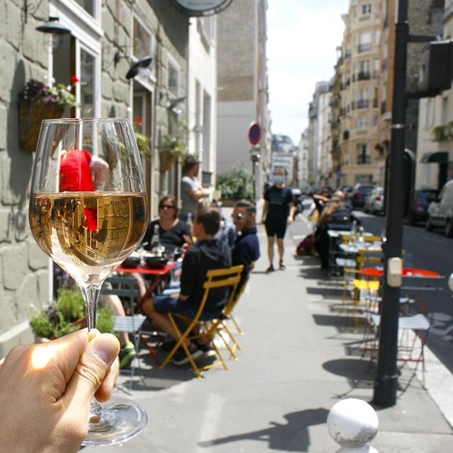 La tendresse sous le soleil d'or☀️est un plaisir.😆
.
 #aperotime #ap&eacute;ritif #apero #tchintchin #emporter #aemporte #ouvert #terrasseparis #parisresto #terrasseparisienne #d&eacute;confineme  #bistronomie #restaurantcoreen #petitrestaurant #bel