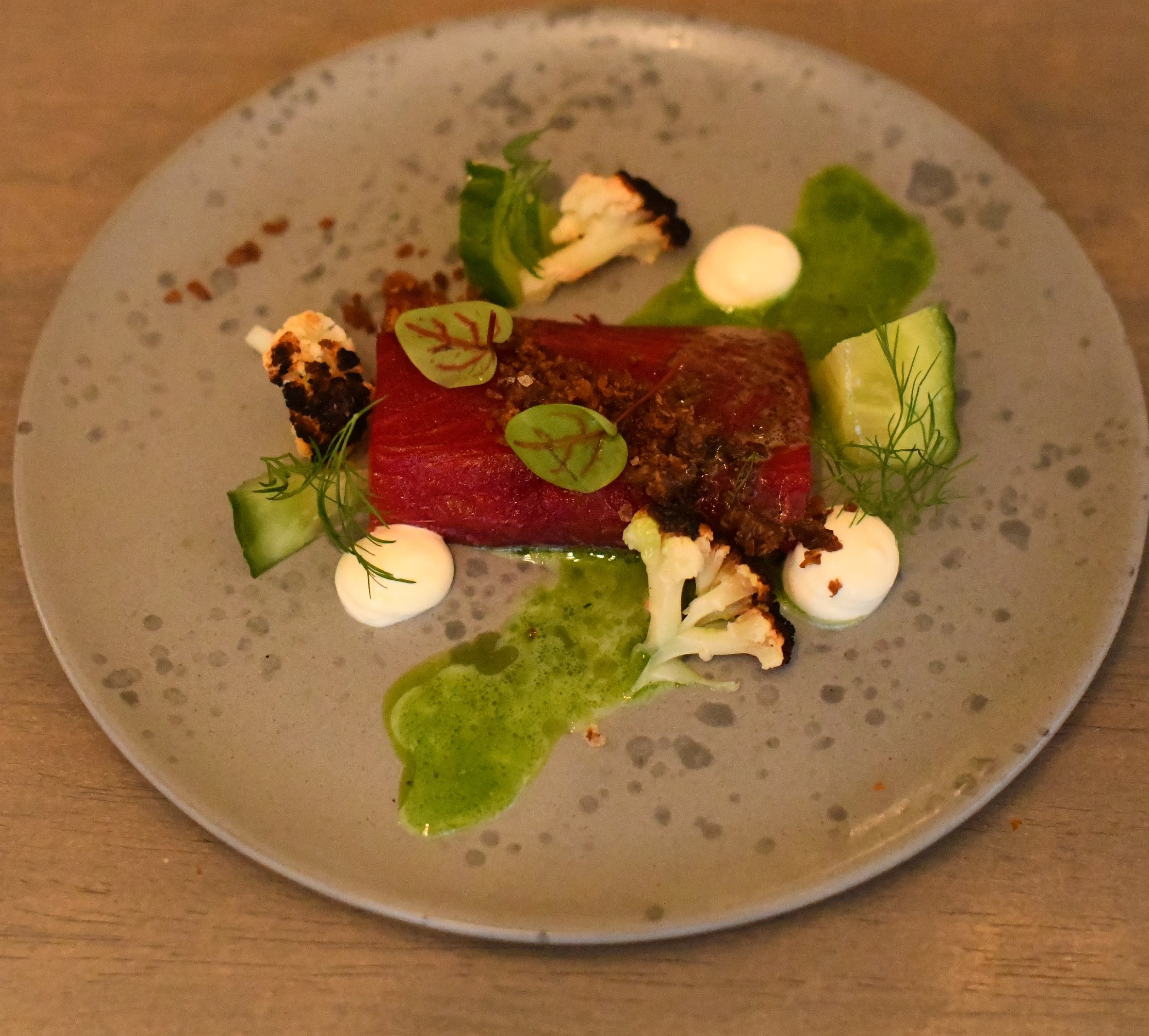 rødbet gravet laks, brent blomkål, nyr ost, agurk &amp; urte emulsjon med pepperrot melk