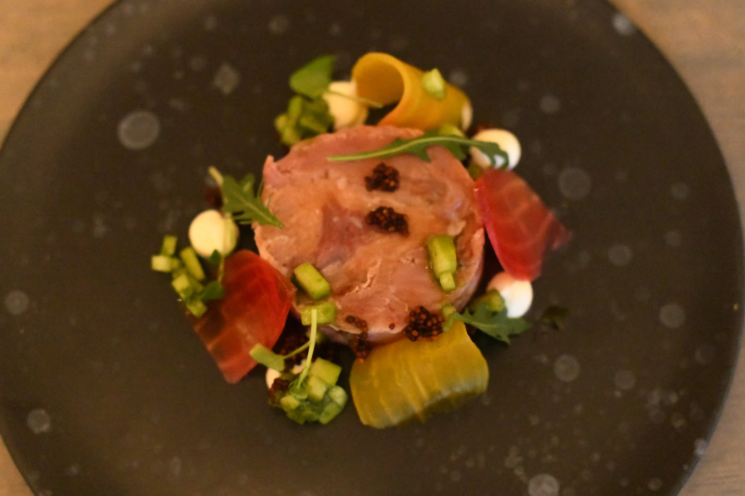 Svine terriné, variasjon på beter, epler marinert i urte olje, sylta senneps frø, pepperrot rømme &amp; små salat.