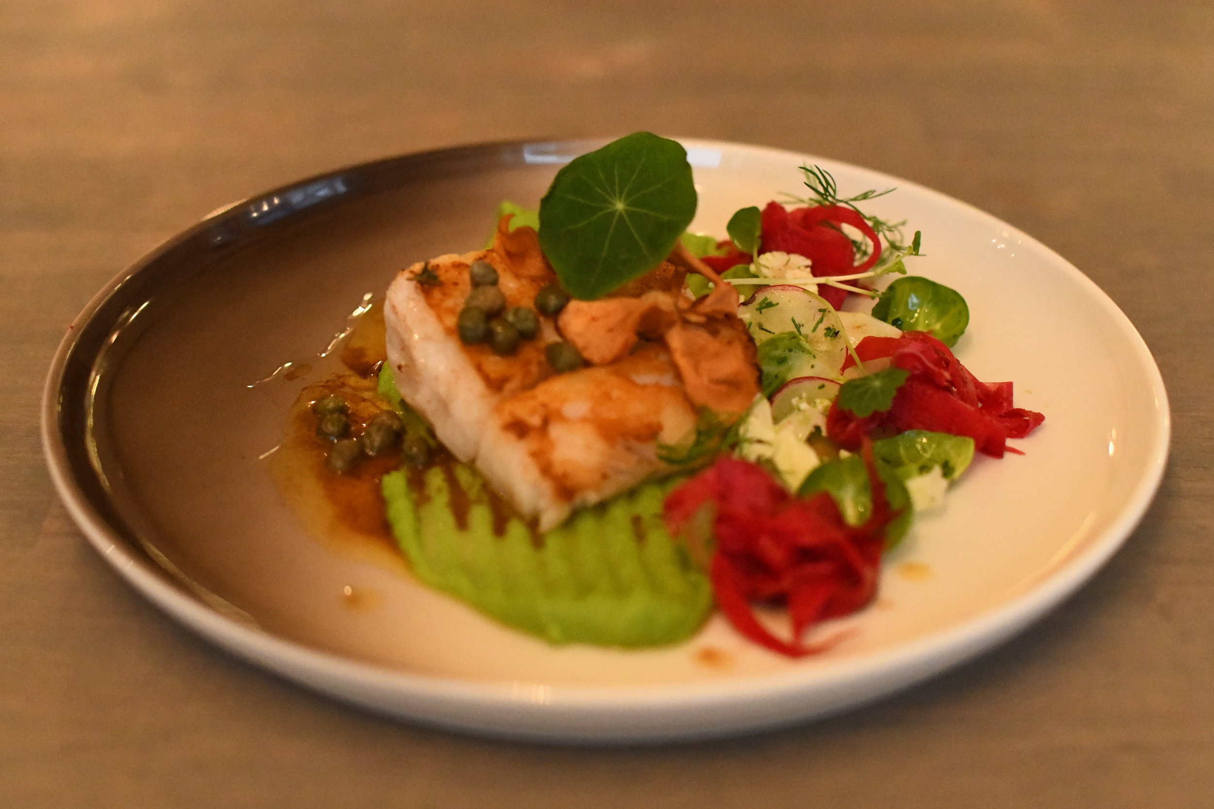 Panne stekt skrei, grønn erte puré, salat på rosenkål ,reddiker ,rødbet syltet fennikel, jordskokk chips &amp; brunet nøttesmør med kapers.