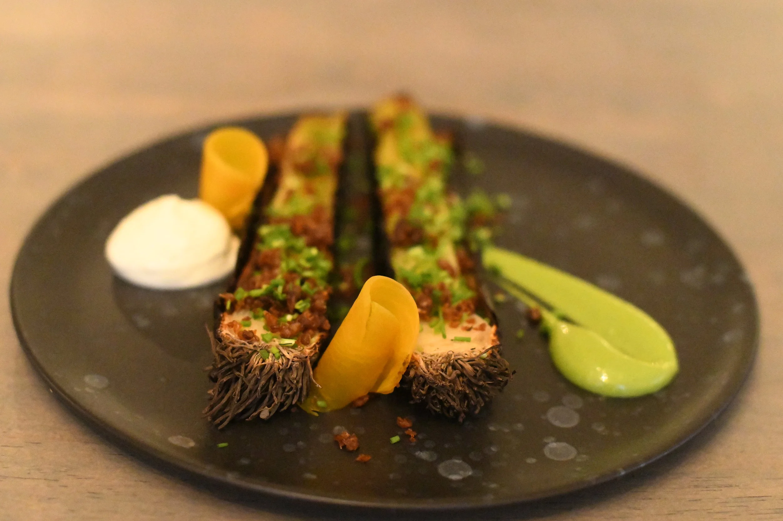 Grillet purreløk, estragon emulsjon ,nyr , syltede beter , sprø løk, rugsmuler, hasselnøtter &amp; gressløk.