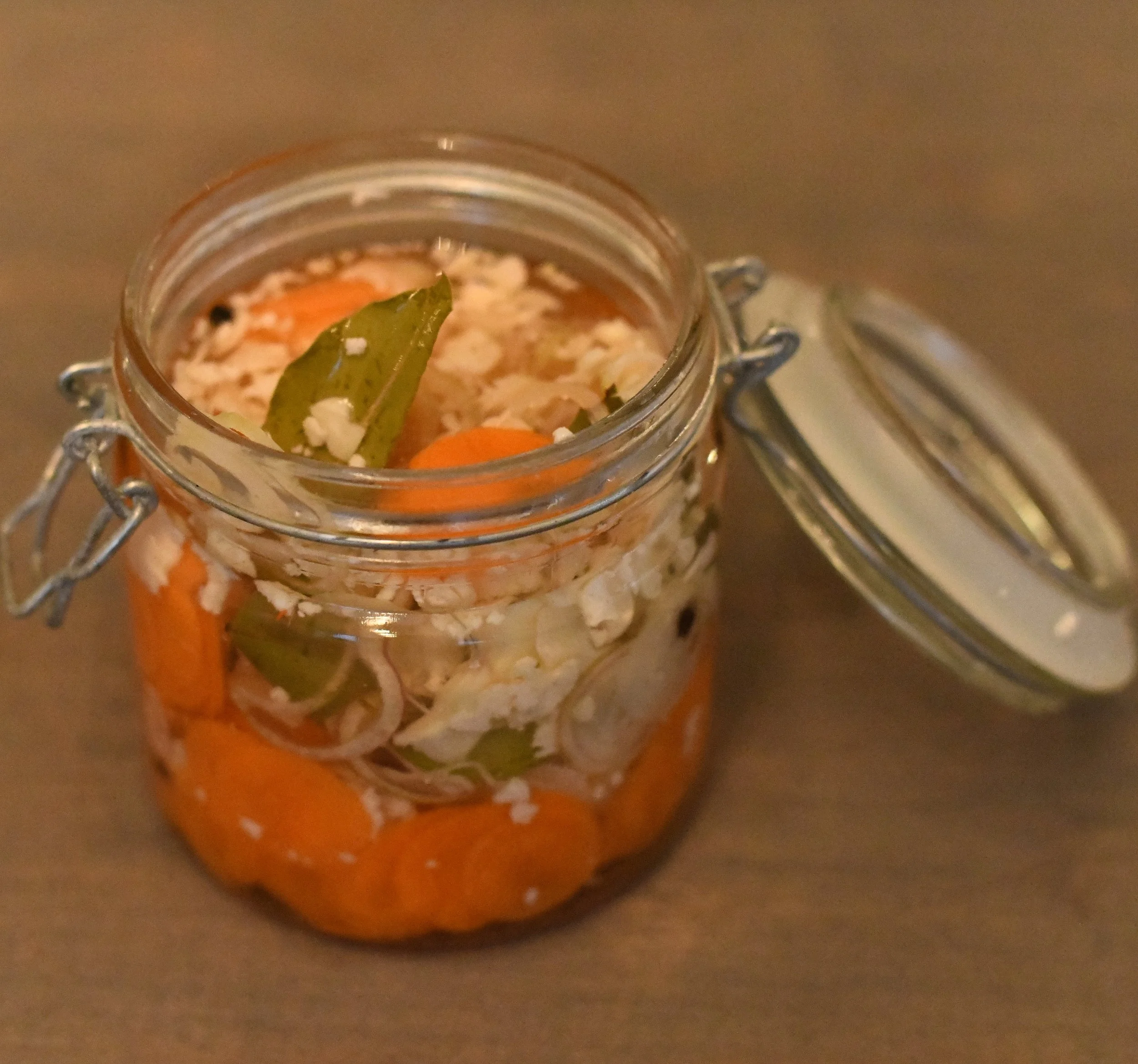 Sylta grønsaker : blomkål, sjalottløk, gulrot &amp; laurbærblad.