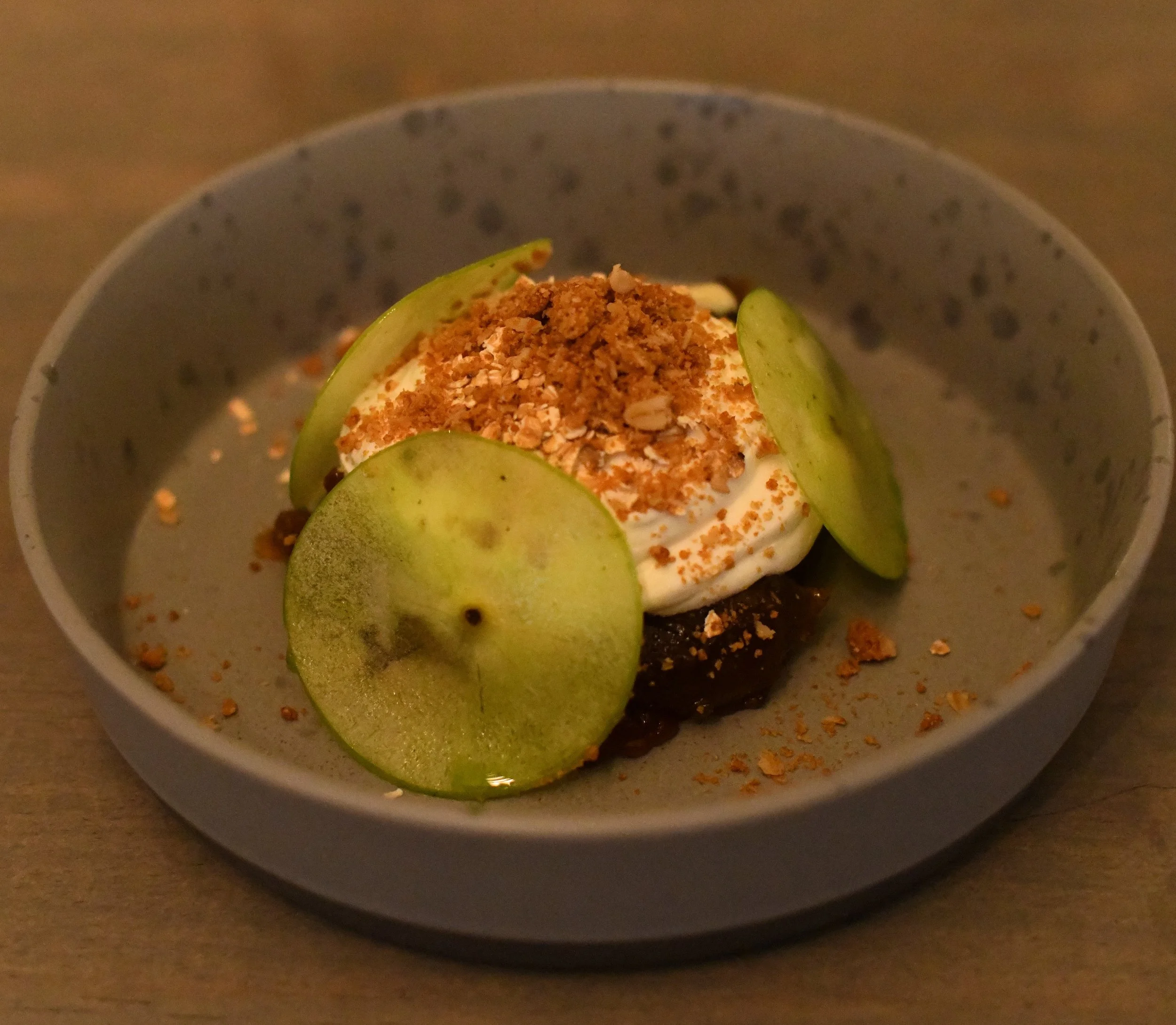 Karamellisert eplekompott , pisket rømme med vanilje, kryddersmuler og havre, syrlige epler marinert i eplemost.