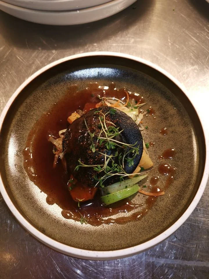 Kongekrabbe ravioli med blekk & reinsdyr skjysaus