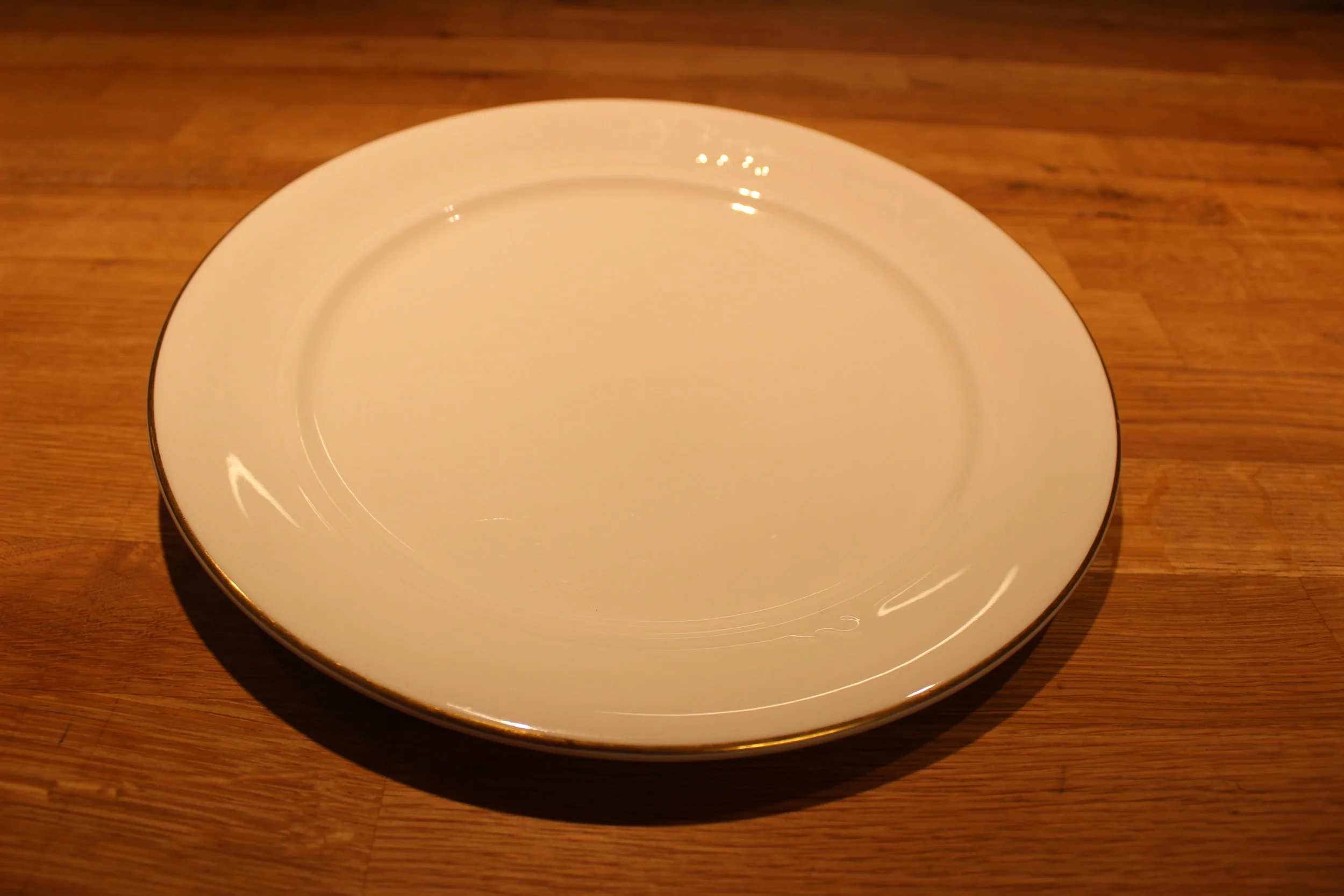 Tallerken 26 cm med gullkant Leie kr. 12,- pr. stk