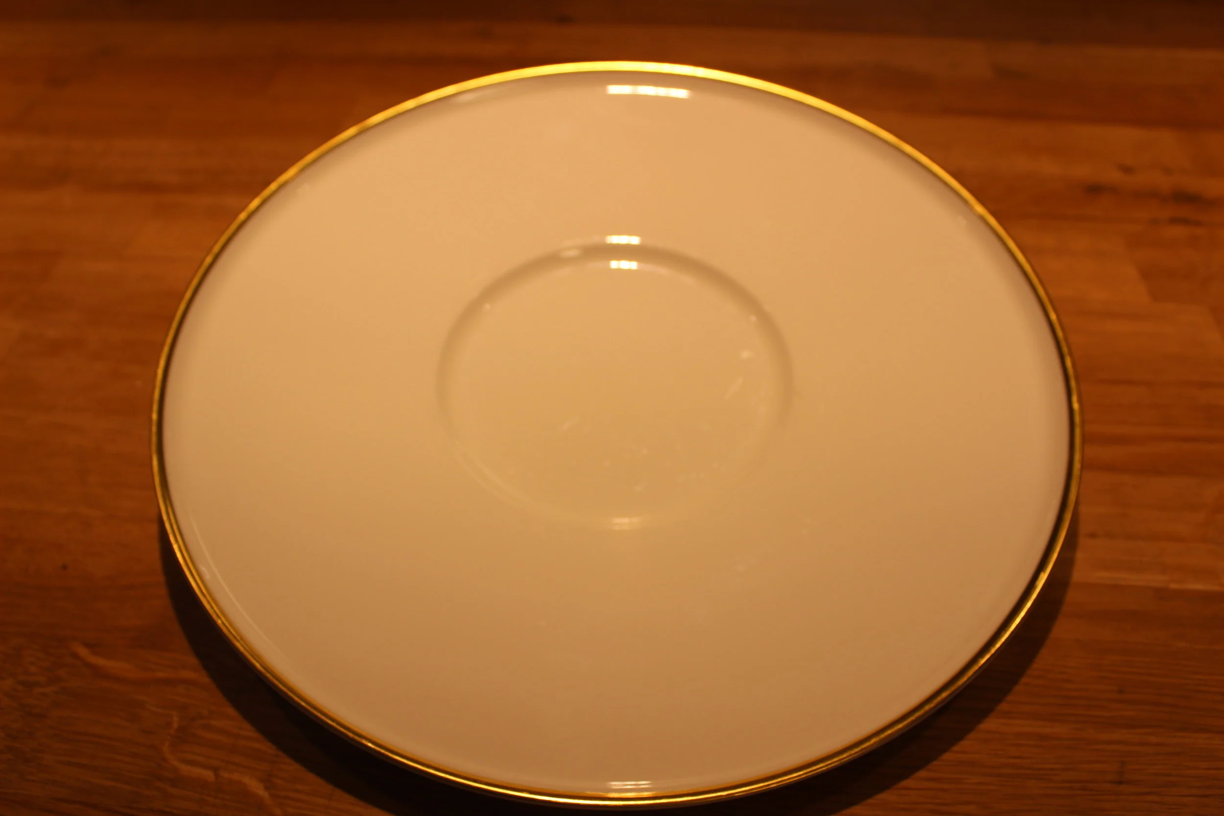 Tallerken gullkant/bredkant 30 cm. Leie kr. 12 pr. stk