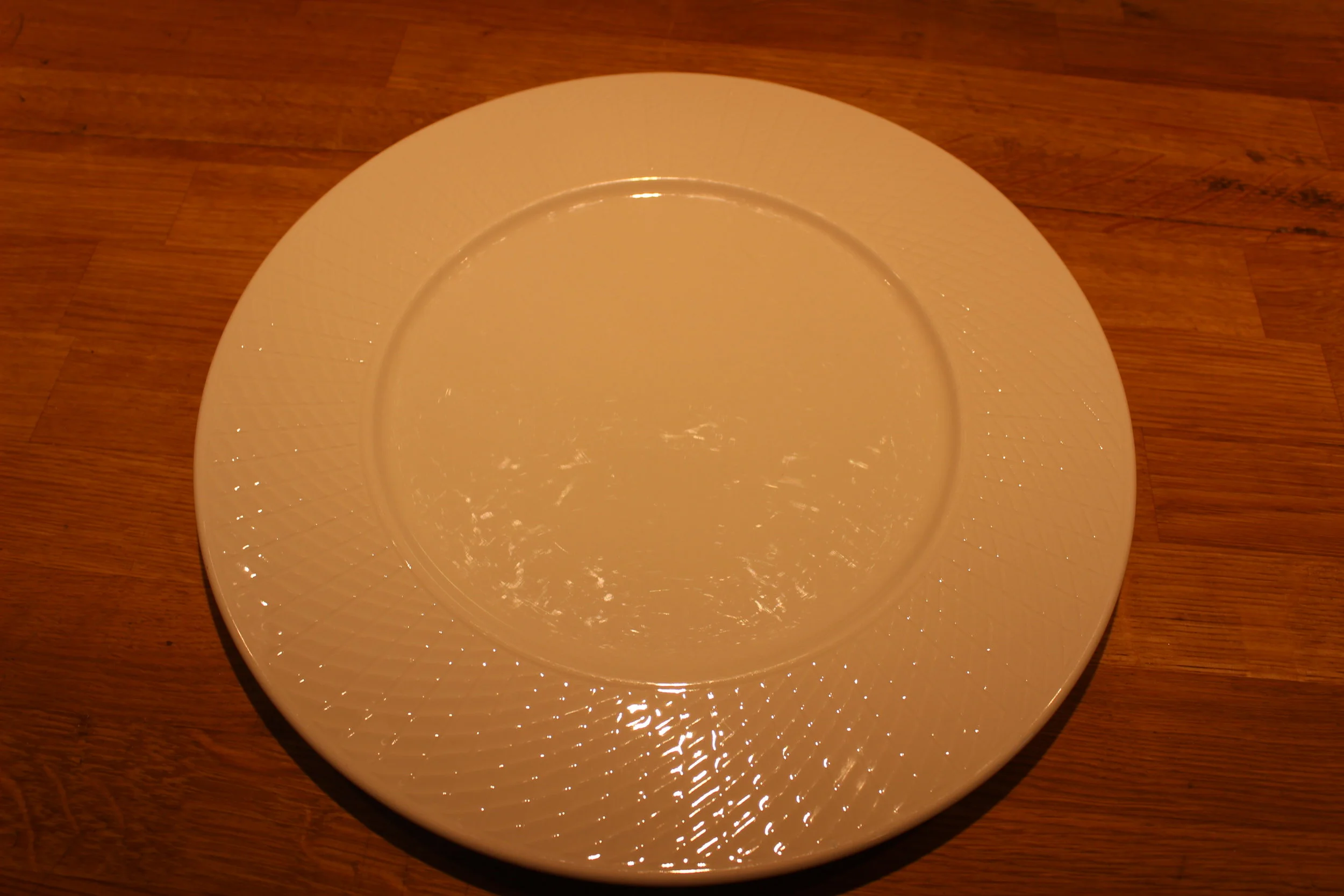 Figgjo tallerkener  hvit med bred kant 32 cm. Leie kr. 12,- pr. stk