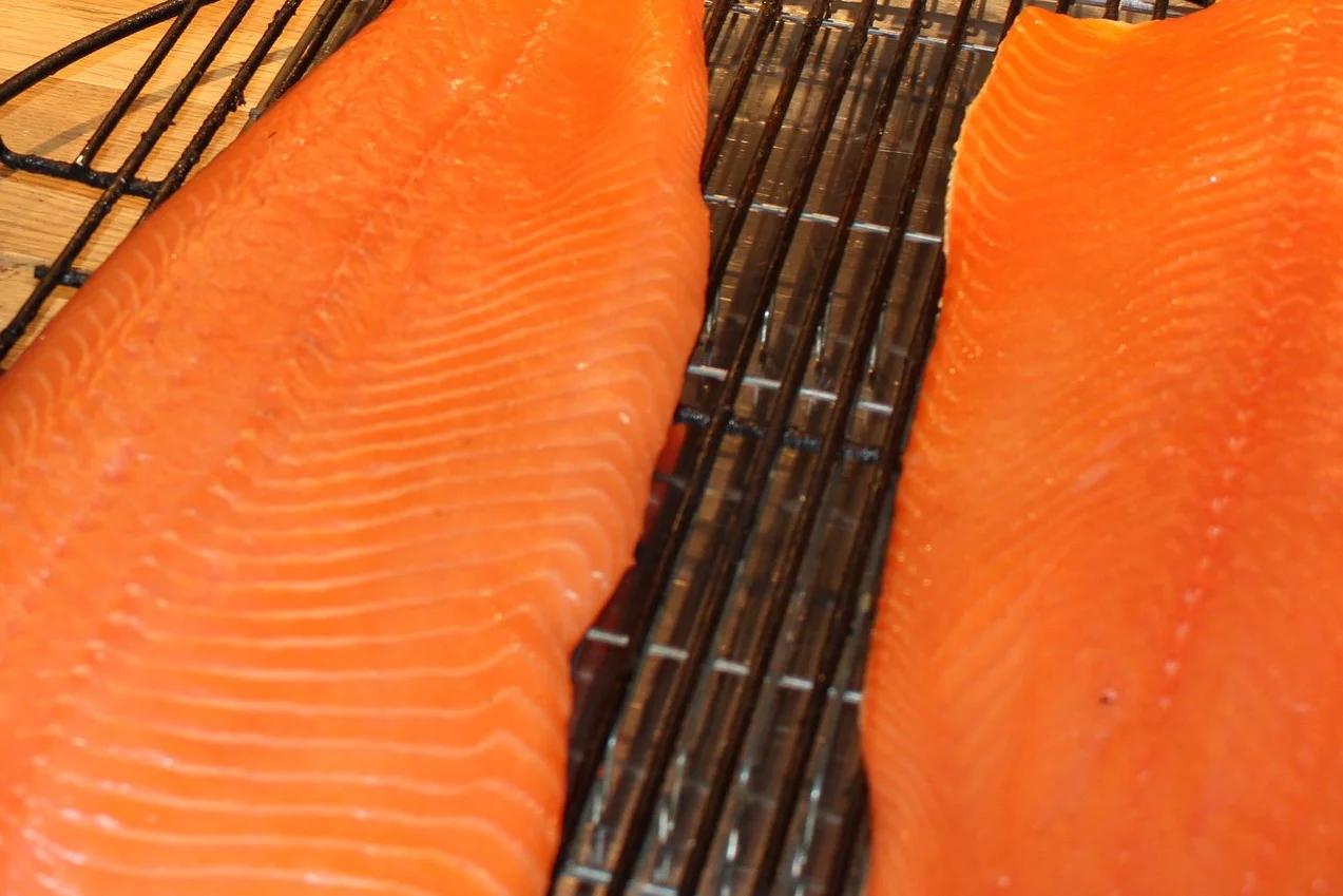 Fra vår egenproduksjon av kaldrøykt laks
