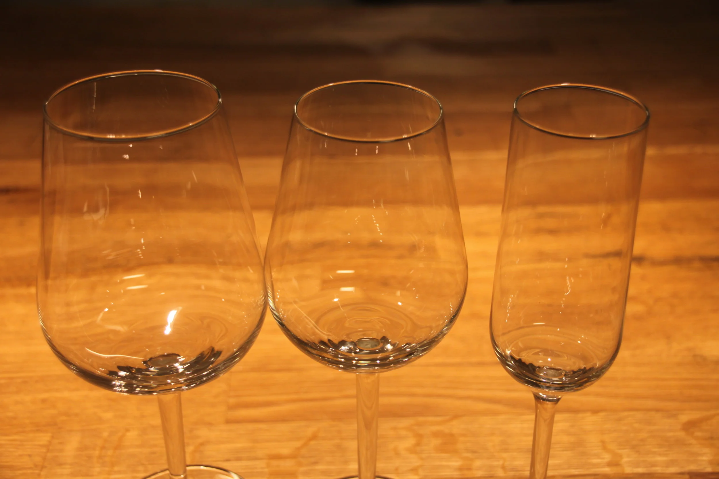 Utleie av rødvinsglass 60 cl, hvitvinsglass 35 cl og champagneglass 22 cl, pris kr. 7,- pr. glass