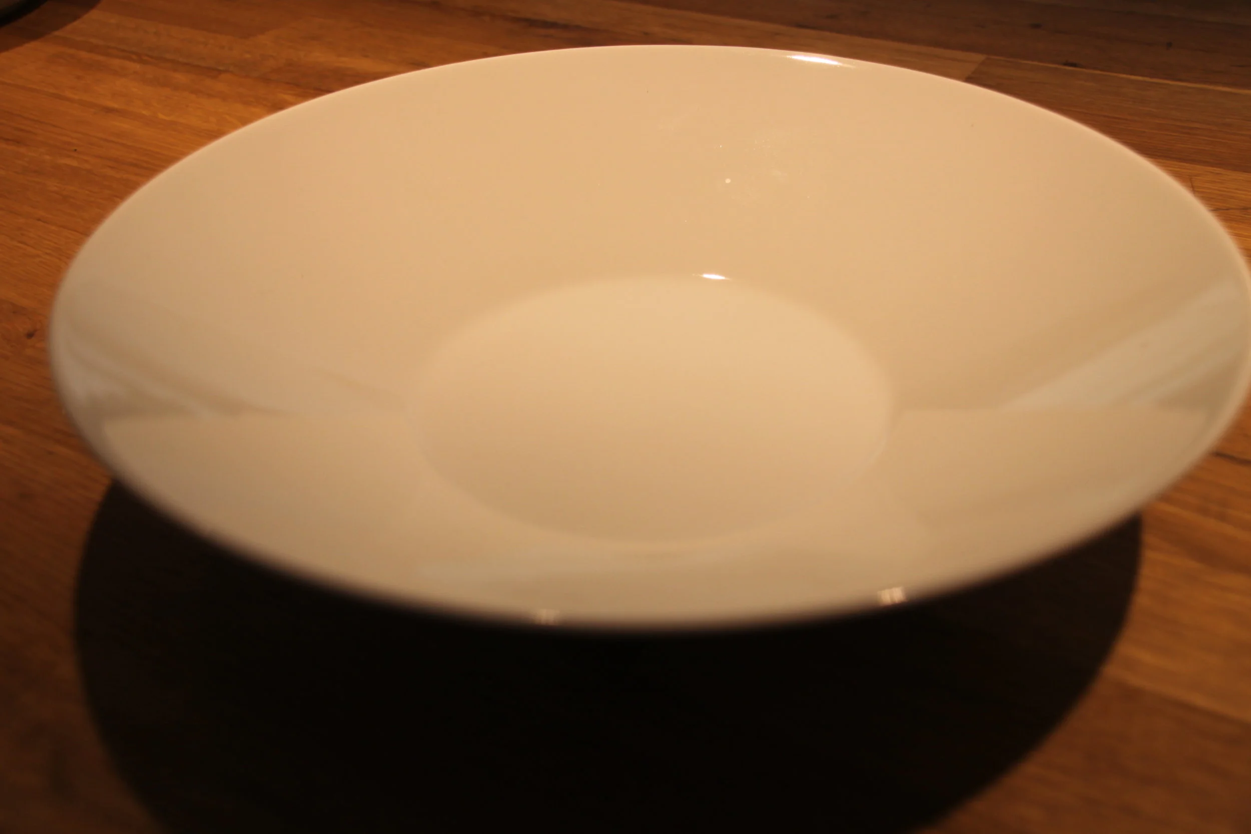 Serveringfat skrå sider hvit 34 cm, leie kr. 12,- pr. stk