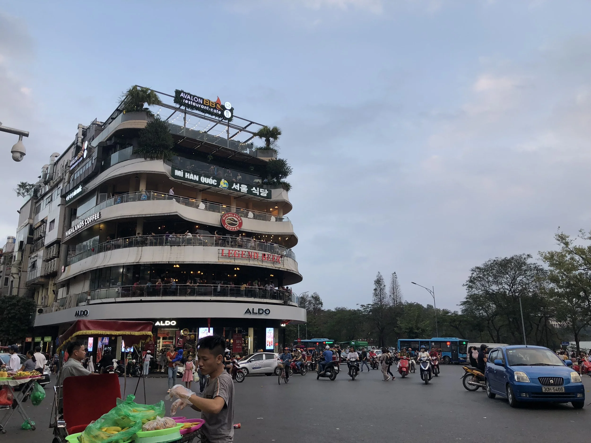 La plaza de Dong Kinh Nghia Thu, a lado del lago Hoàn Kiếm y donde hay muchas tiendas y restaurantes.