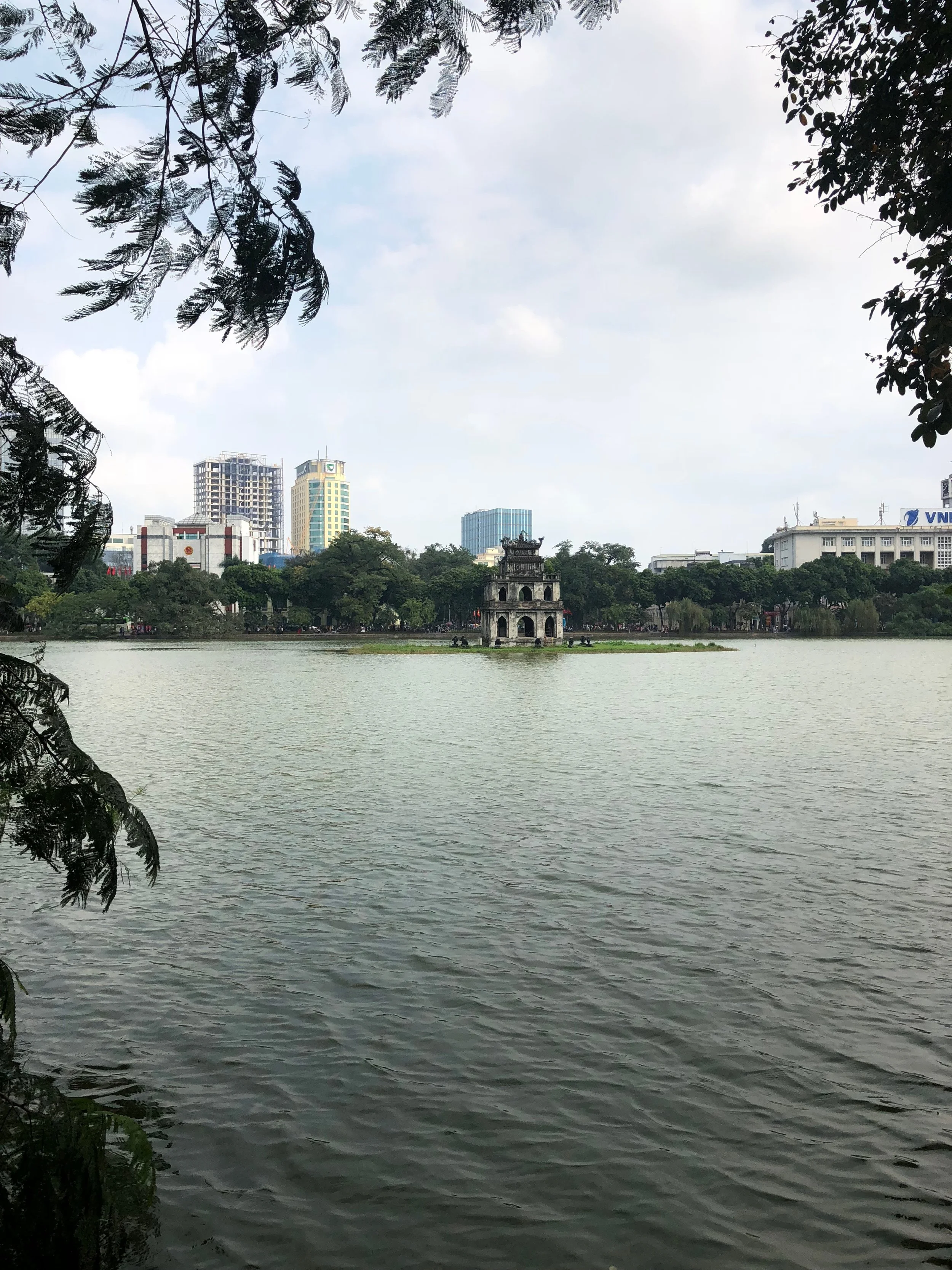 En el medio del lago Hoàn Kiếm había este edificio que se alumbraba de noche. No estoy segura del nombre del edificio.