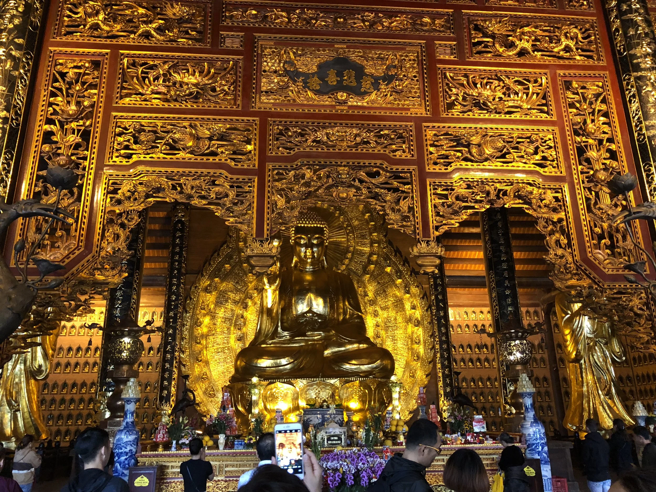 En la sala principal del templo. La gente rezaban a Buda porque el Año Nuevo Lunar recien comenzó.