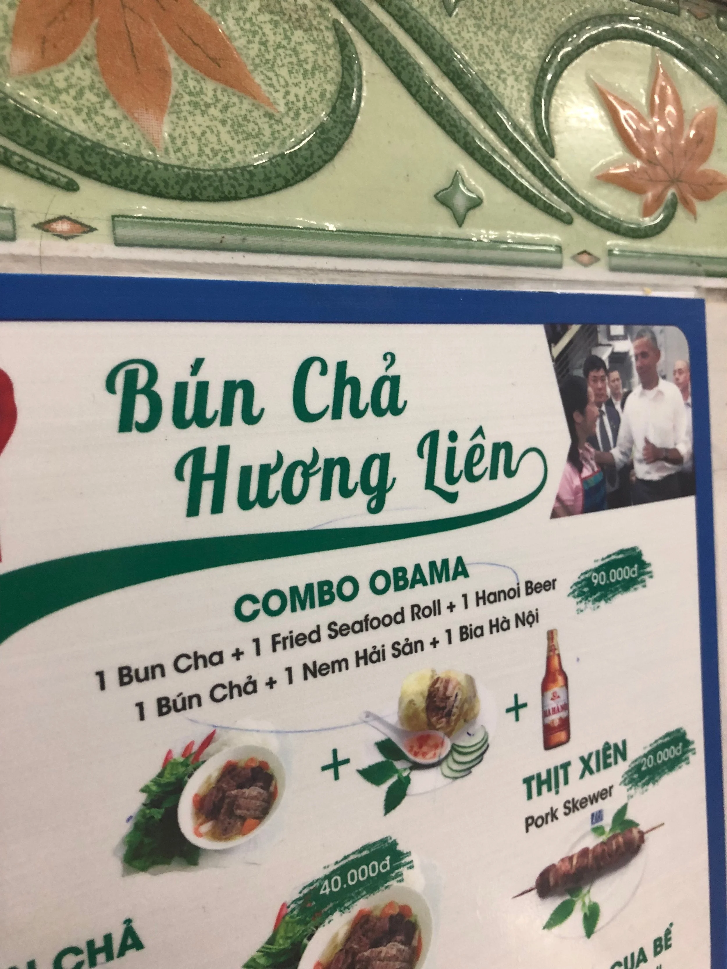 El menú del restaurante con el foto de Obama y el combo que le nombraron por el Obama.
