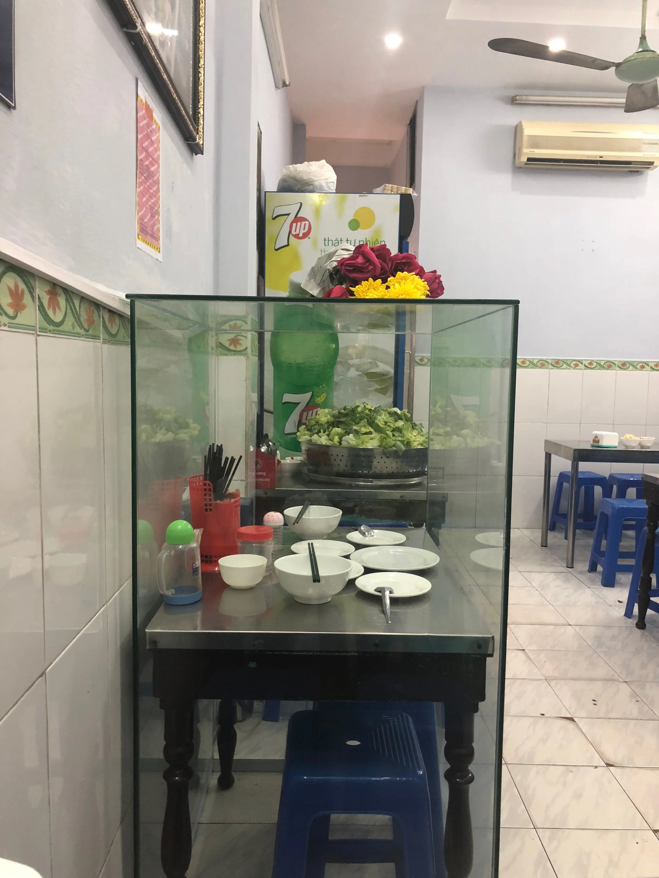 The table and flatware that Obama and Bourdain used. A bouquet of flowers was placed at the top.