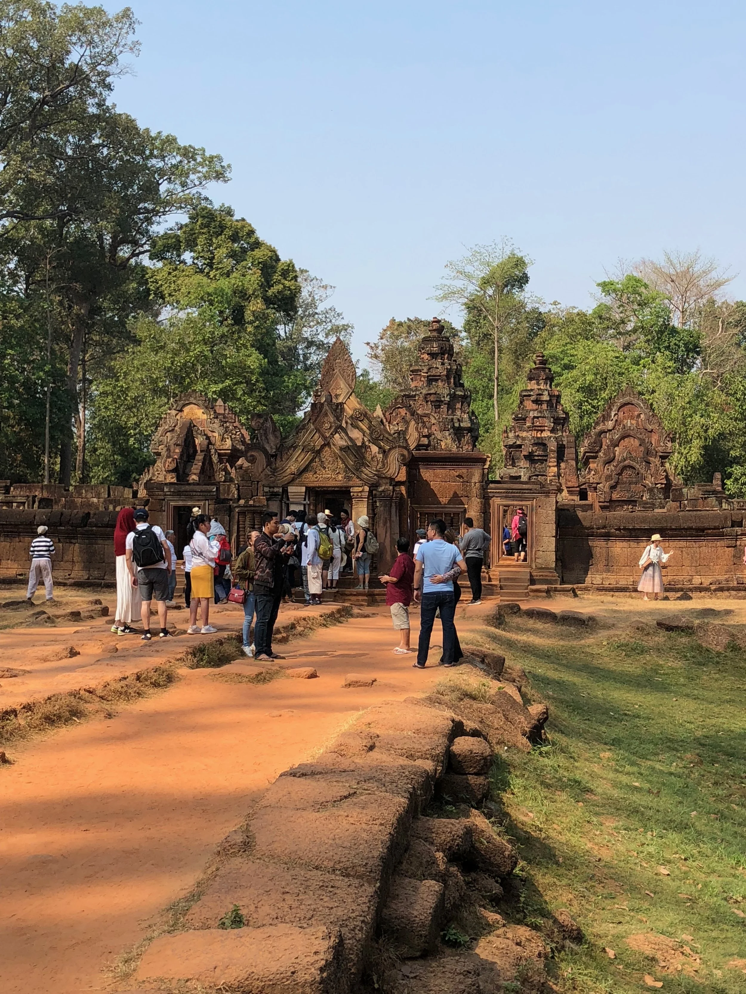 Entrando a Banteay Srei, uno de los templos más famosos en Angkor Wat.