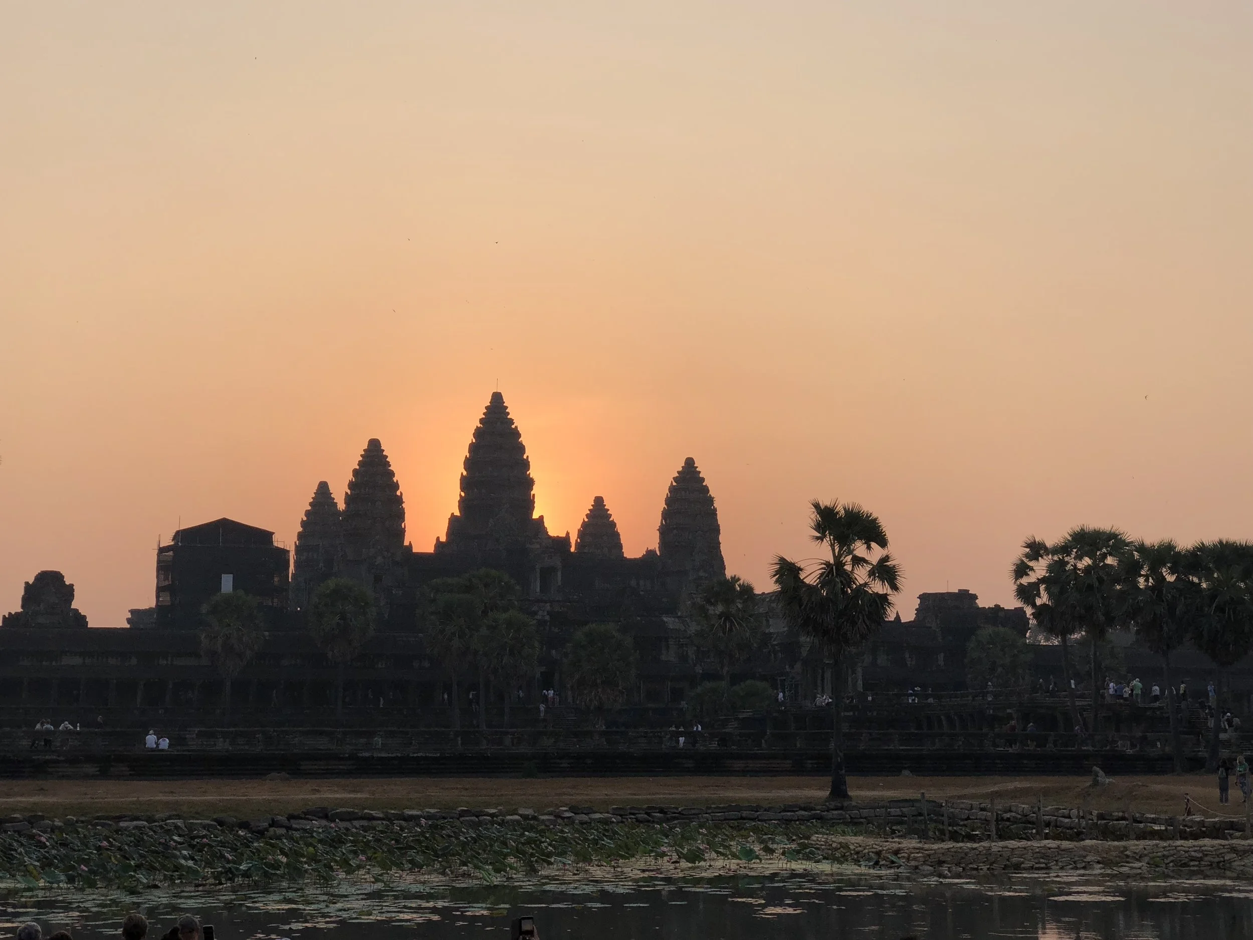 La vista de Angkor Wat en el amanecer—donde habían muchísimo gente parada para tomar una foto, ¡como yo!