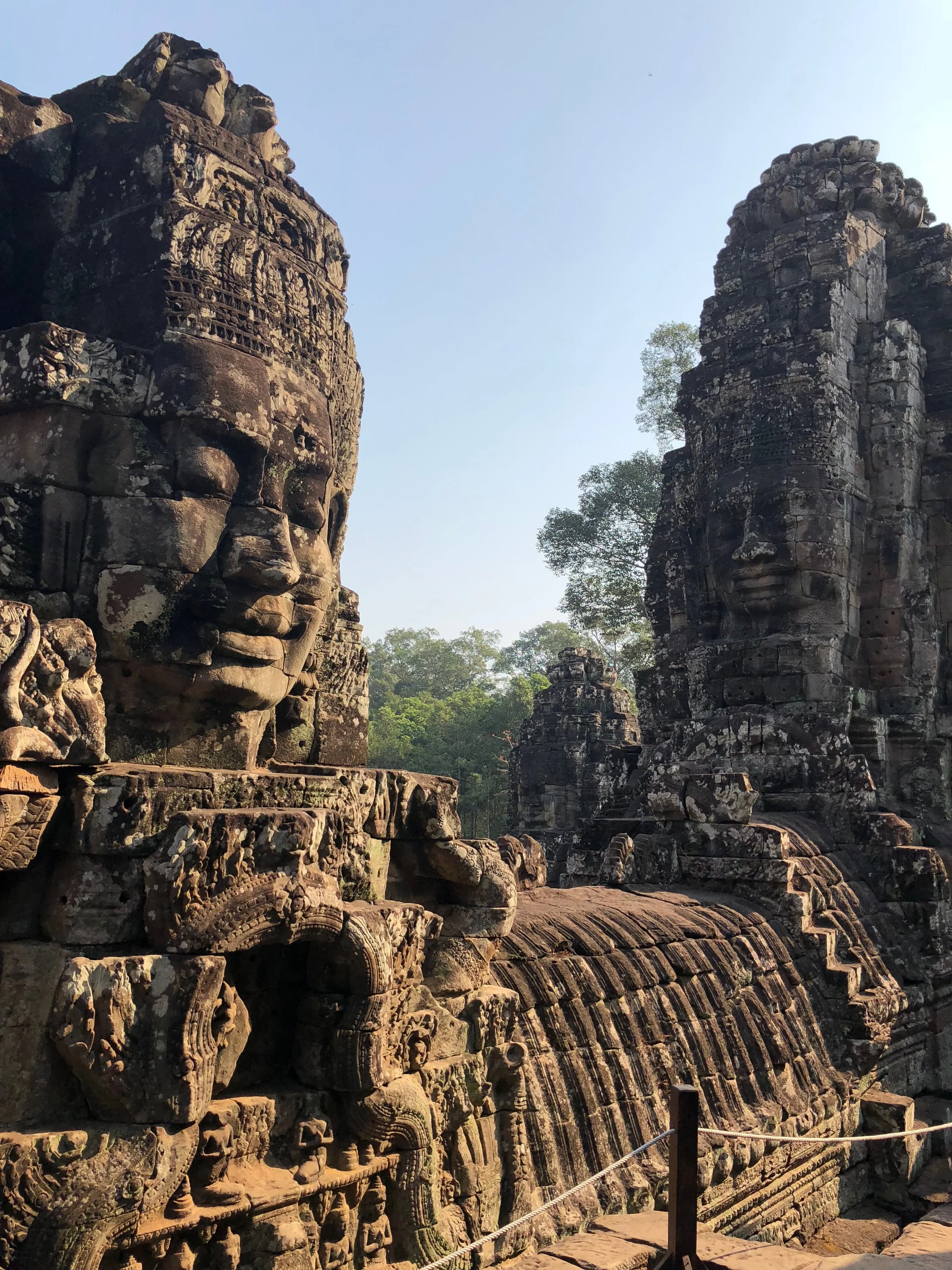 Angkor Thom es conocido por las caras de piedras en la cima del templo.