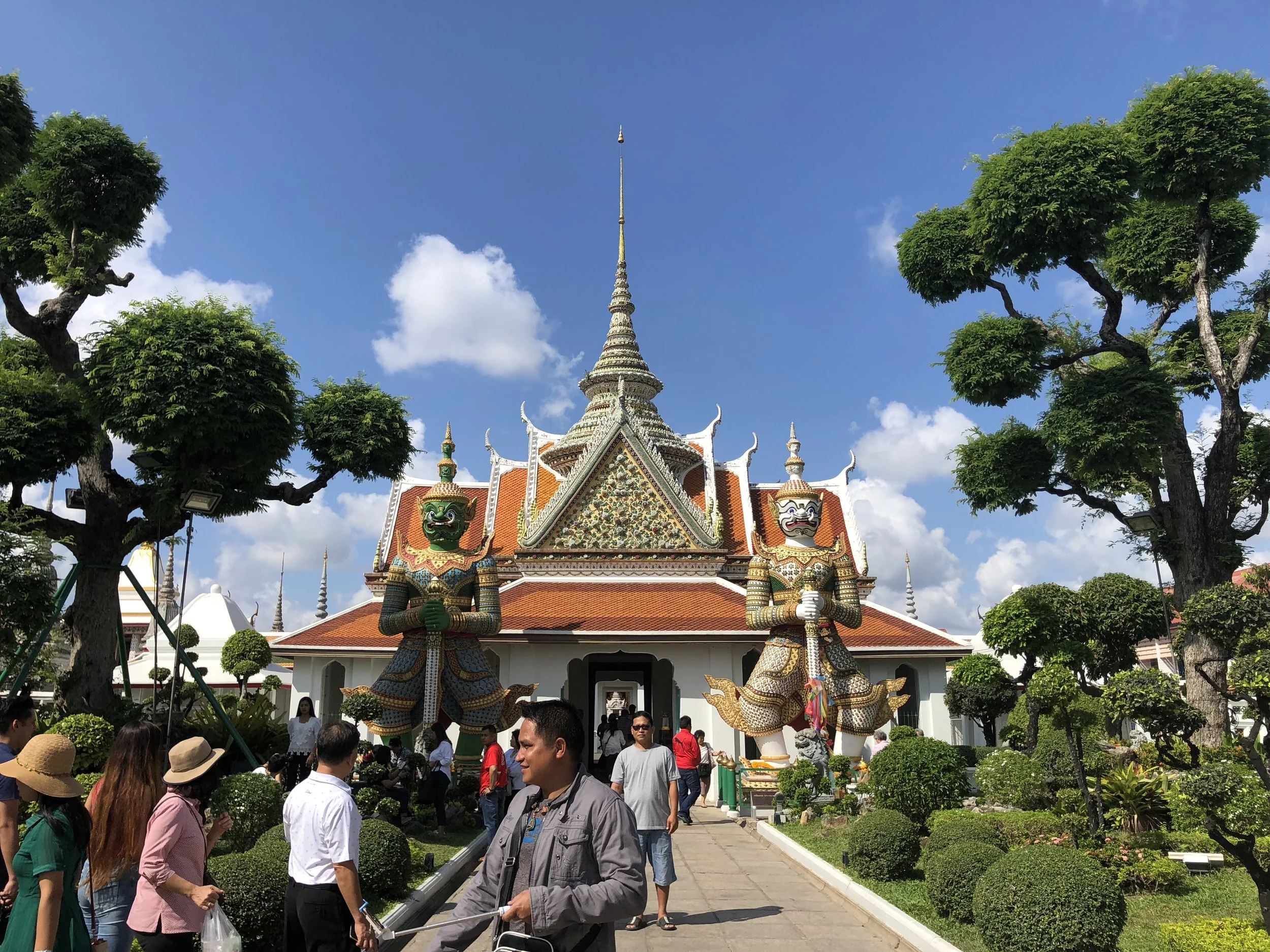 Los guardianes al frente de una sala de oración en Wat Arun Ratchawararam.