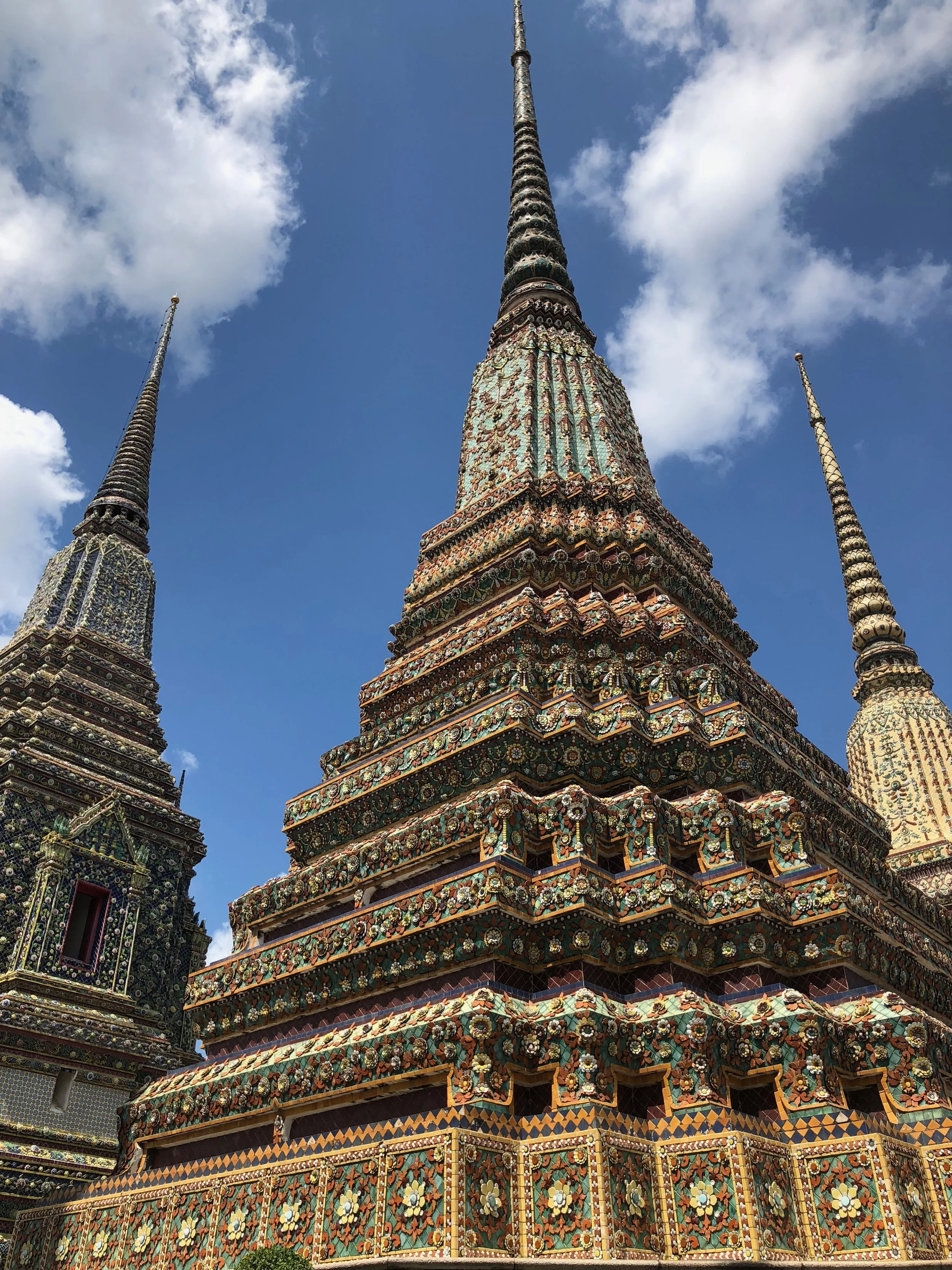 Las espiras de Wat Pho, otro complejo de templos cerca de Wat Arun Ratchawararam. Son muy decorados y increíbles.