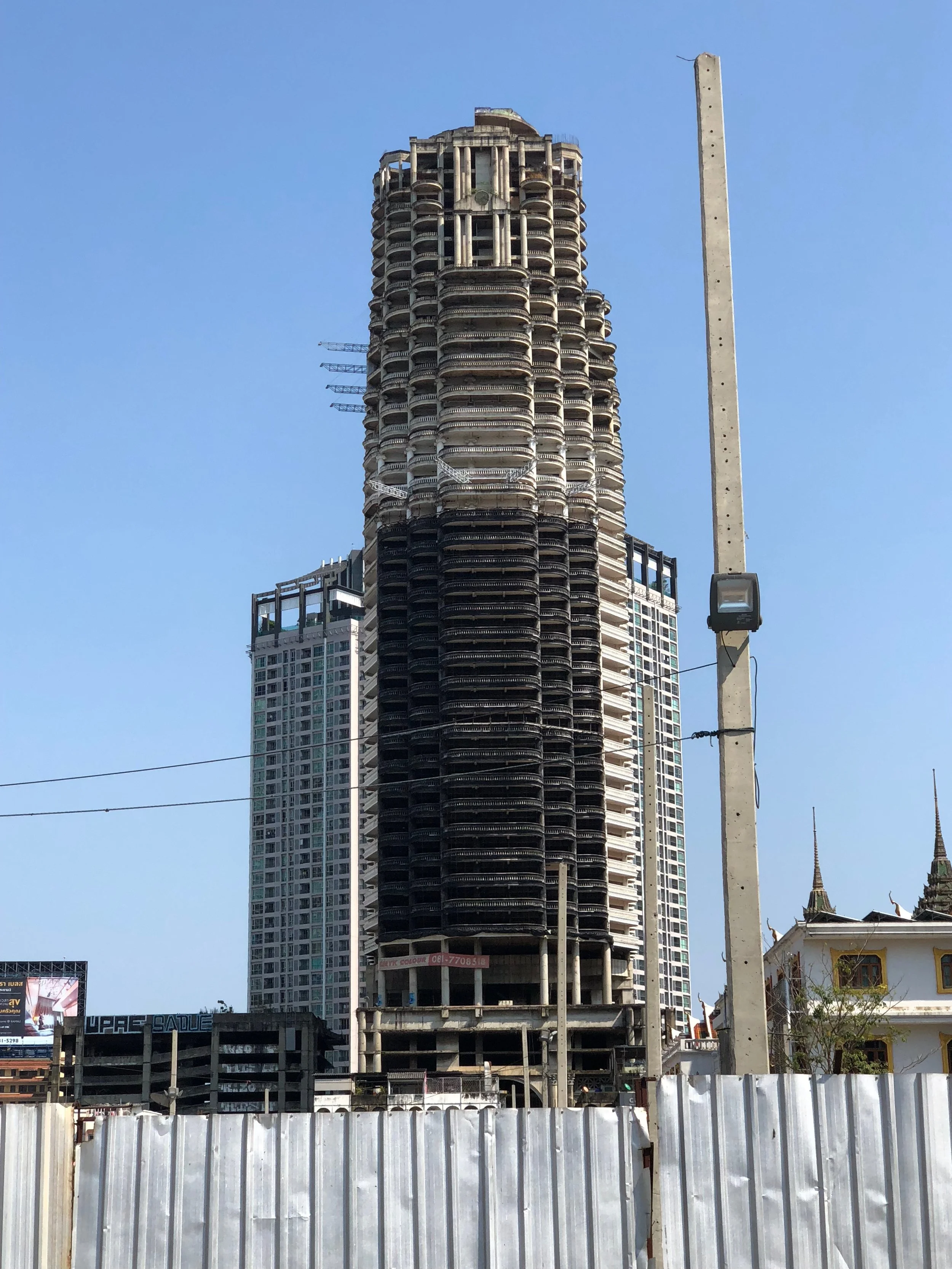 Me da un poco de miedo pasar este edificio, pero sí es muy interesante de conocer.