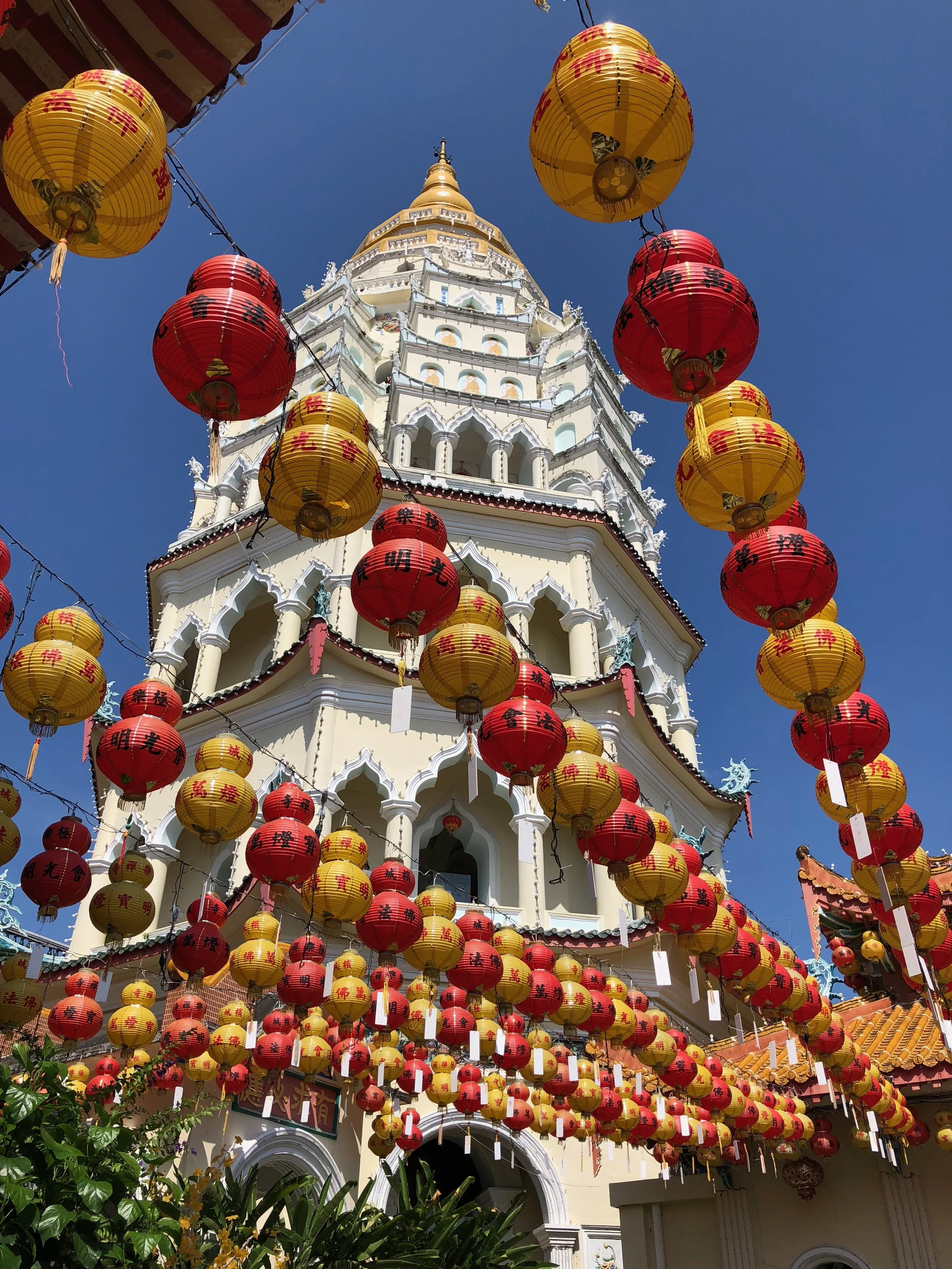 The seven-story pagoda combining Chinese, Thai, and Burmese architecture (starting from the bottom to the top). The red and yellow lanterns add to the loveliness of temple.