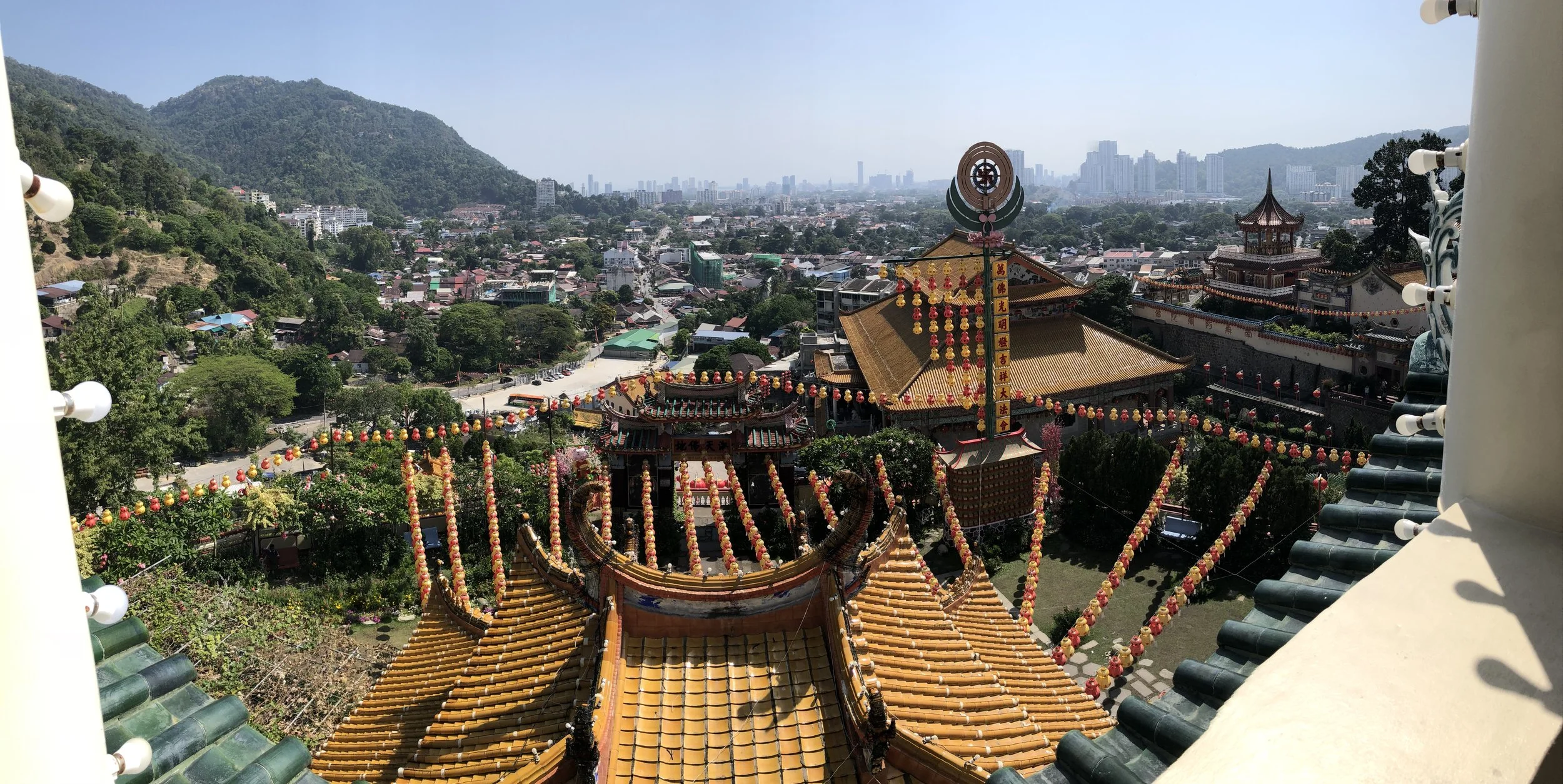 La vista del templo desde adentro del pagoda de siete pisos.