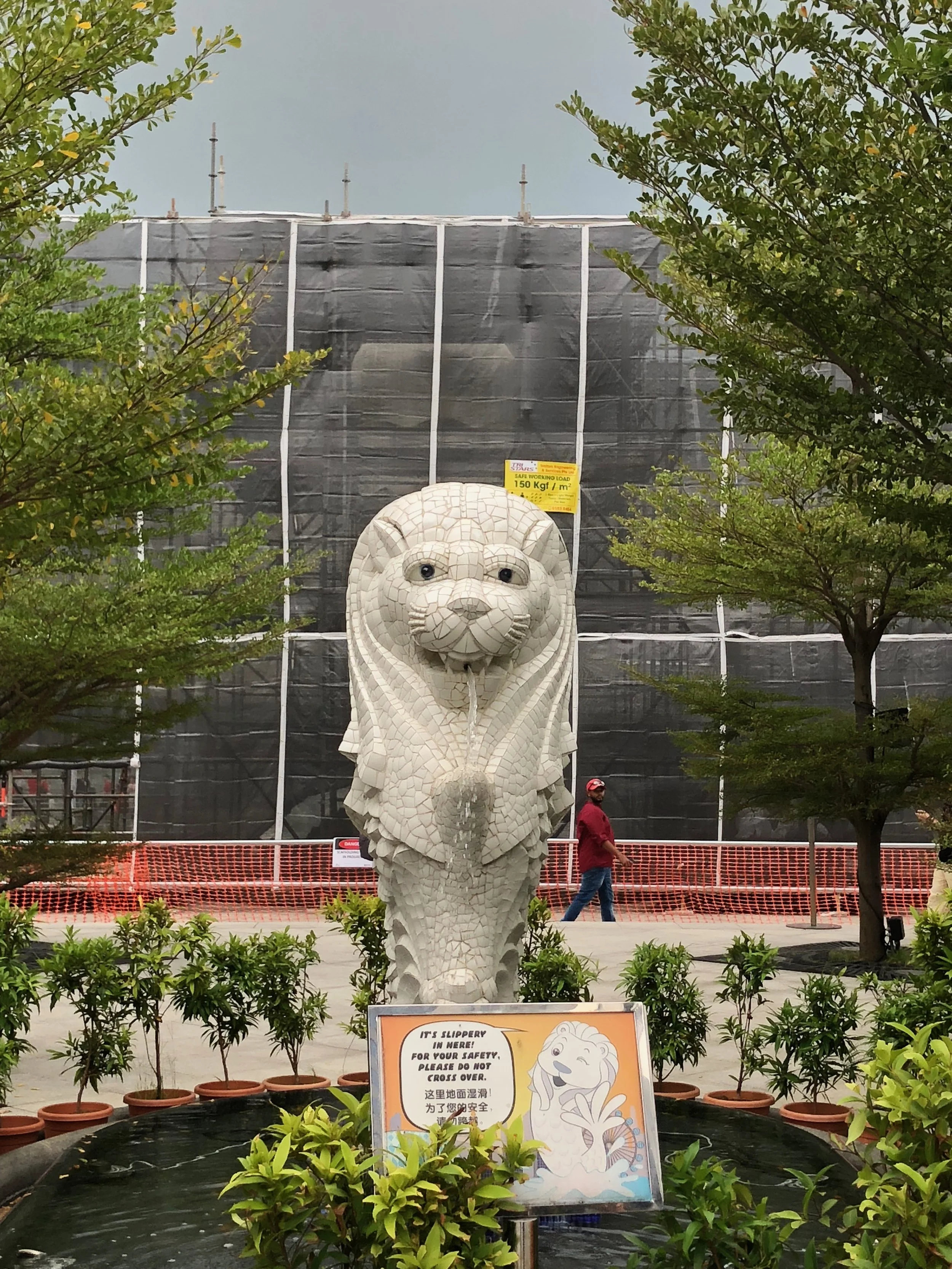 ¡Al final, el Merlion! Esta estatua es un Merlion, parte león y parte pescado. Esta estatua es una versión más pequeña del Merlion real, lo que esta debajo construcción atrás del pequeño Merlion. Camina tanto solo para ver esta estatua pequeñita.