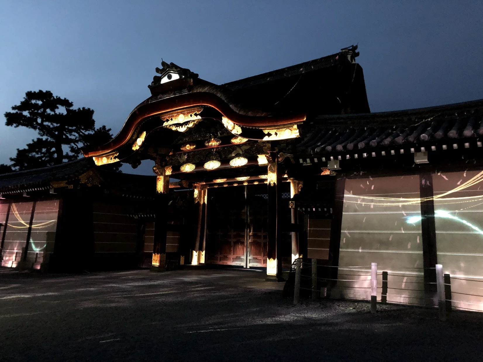 Un show de luces al frente de uno de los puertas de Nijo. De día esta abierta, pero de noche esta cerrado.