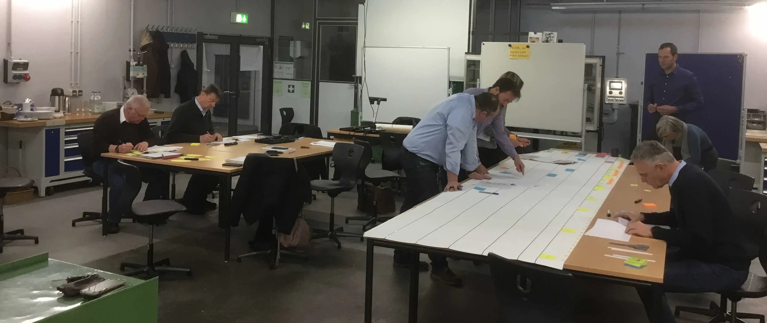 In einem ähnlichen Workshop haben Änne und ich eine Großversion eines Zeitplans erprobt: 1,05 m x 4,30m auf LKW-Plane. Hier kann man mit größeren Postists arbeiten (7,9 x 7,8 cm). Die Druckvorlage dazu findet ihr im Moodle (link s.u.). Dort findet i…