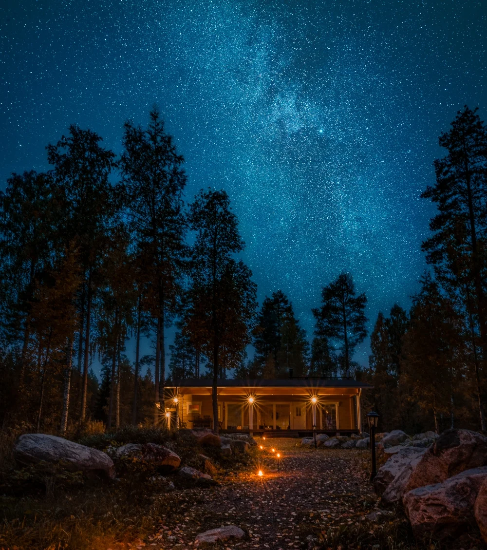 Tähtitaivas mökin yläpuolella. Nikon D750, 24-70 2.8. Suljinaika 20s, ISO 3200, aukko 2.8.