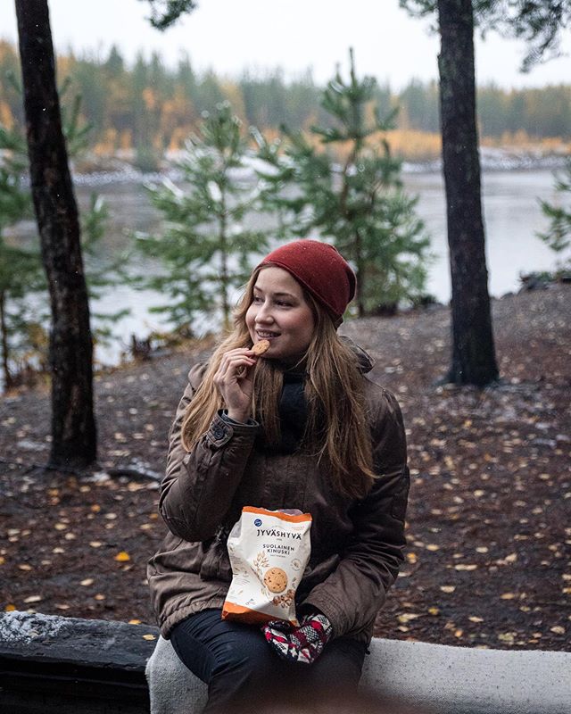 Kaupallinen yhteisty&ouml; // Campfire, hot coffee, my beautiful wife and @fazersuomi &rsquo;s Jyv&auml;shyv&auml; cookies are such a good combo in this autumn time. 🍂 
Jyv&auml;shyv&auml; has also renewed their range. We loved the new flavours! 😍
