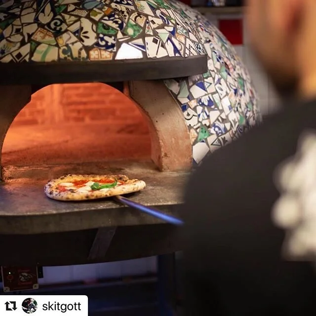 #Repost @skitgott with @make_repost @coyoteproductionsmalmo ・・・
Hugg in p&aring; en slice av Malm&ouml;s pizzascen tillsammans med @skitgott! 🍕 Se det senaste avsnittet av @gatumatochgourmet ikv&auml;ll 18:40, 21:14 eller 23:50 linj&auml;rt p&aring;