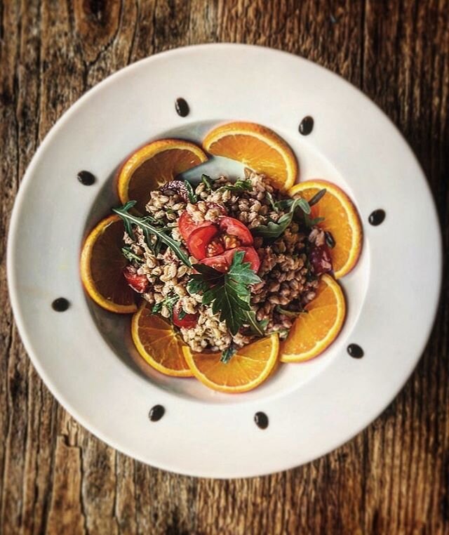 Vi &auml;ndrar om lite i lunchmenyn- n&aring;gra vintriga r&auml;tter f&aring;r ge plats &aring;t lite mer somriga smaker... idag testade vi denna goding; Farro med tonfisk, k&ouml;rsb&auml;rstomater, rucola &amp; en skv&auml;tt citrus 🍊 #estatestai