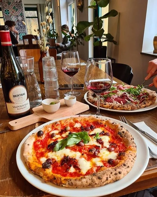 @clarameng 📸👌 #pizza #pizzatime #fabphoto #foodphotography #foodism #foodlover #loveeating #pizzeria #wineoclock #wine #redwine #valpolicellaripasso #sanmarzano #pizzalover