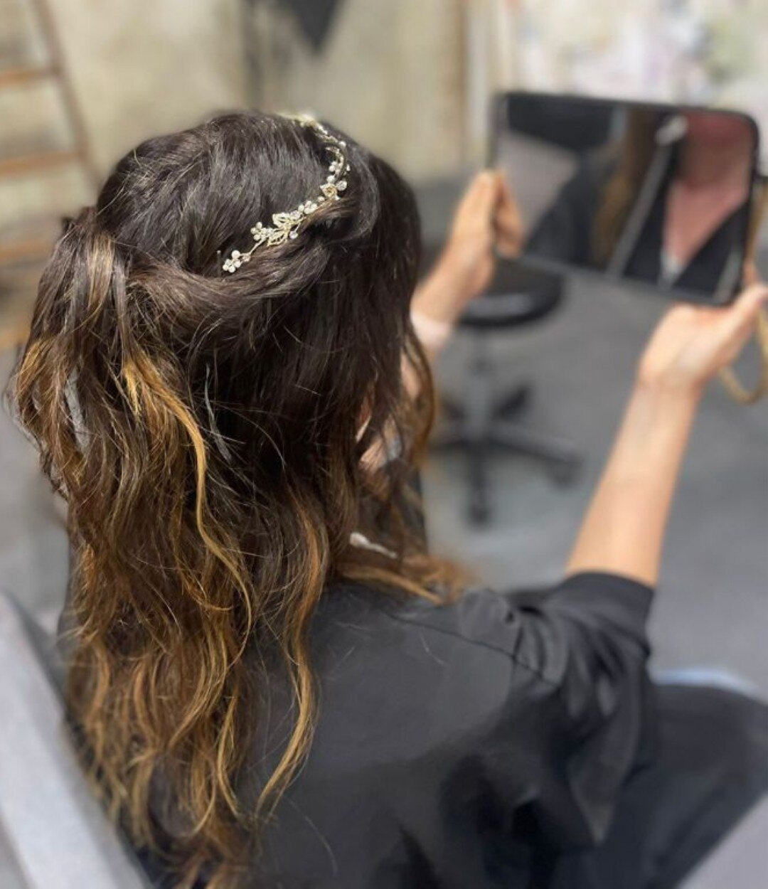 &iquest;Boda o evento importante a la vista? Entonces nos necesitas.

Nos encargaremos de realizarte un peinado acorde con lo que necesitas para ese d&iacute;a tan especial. Solo tienes que contarnos cu&aacute;l es tu idea y te prometemos que se har&