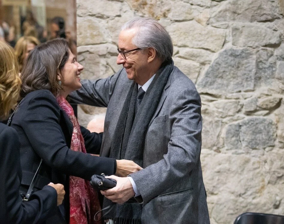 Abrazar es una maravillosa formar de dar amor a los que nos rodean, es acariciar el alma de quien tenemos cerca. 

De echo, todos funcionar&iacute;amos mejor si abraz&aacute;ramos o nos dej&aacute;ramos abrazar m&aacute;s a menudo, porque abrazar es 